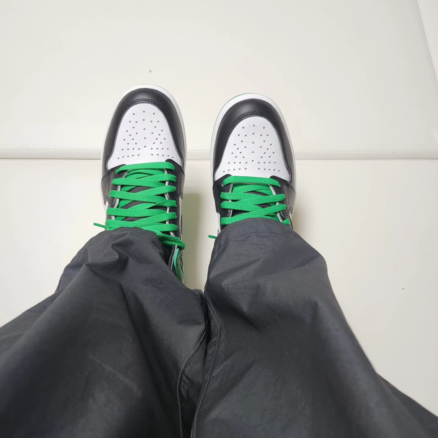 Jordan 1 Retro High OG Black and Lucky Green 착용 스타일 - 5