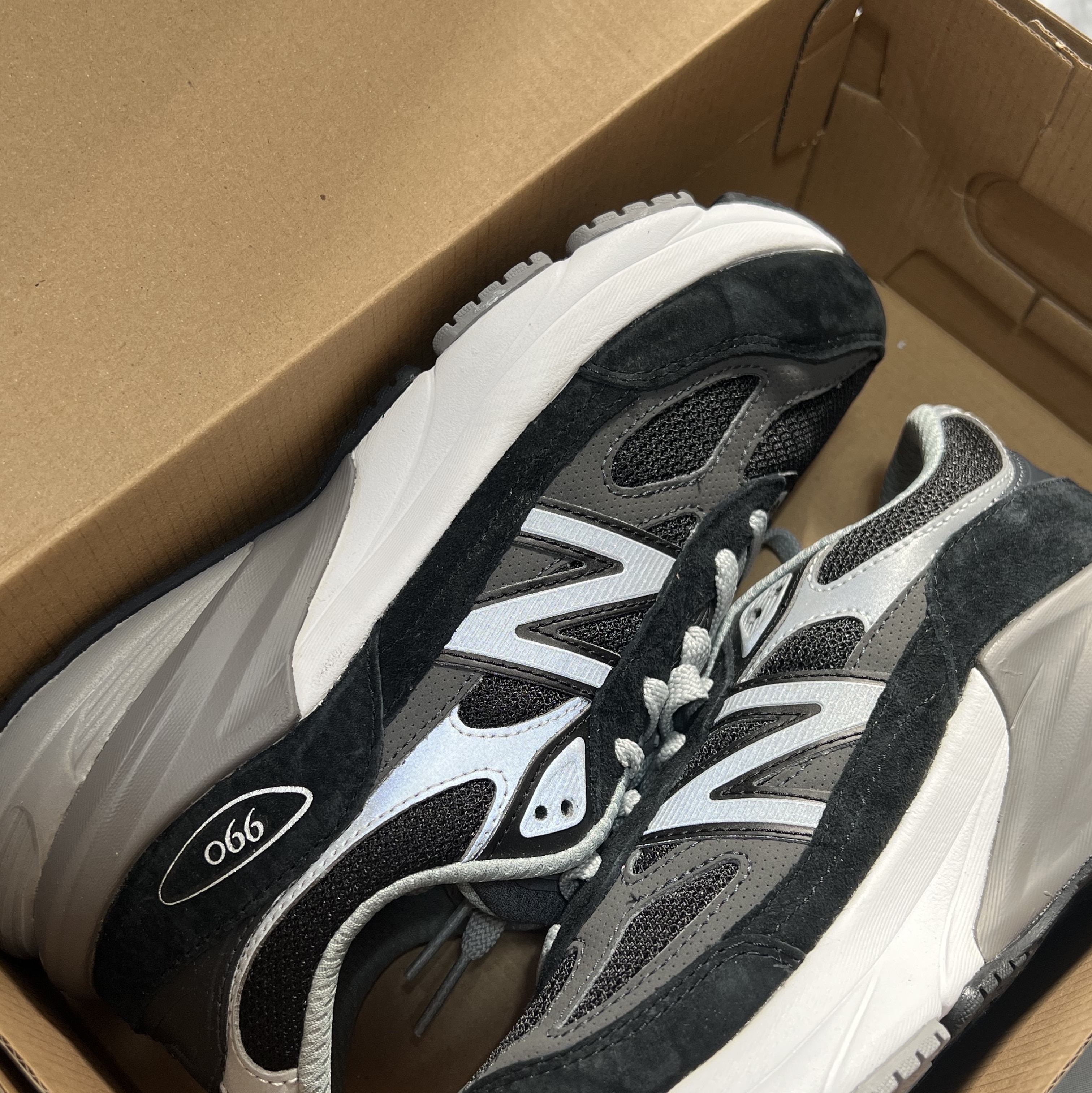 New Balance 990v6 Made in USA Black White, (GS) New Balance 990v6 Black Silver - M Medium 착용 스타일 - 2