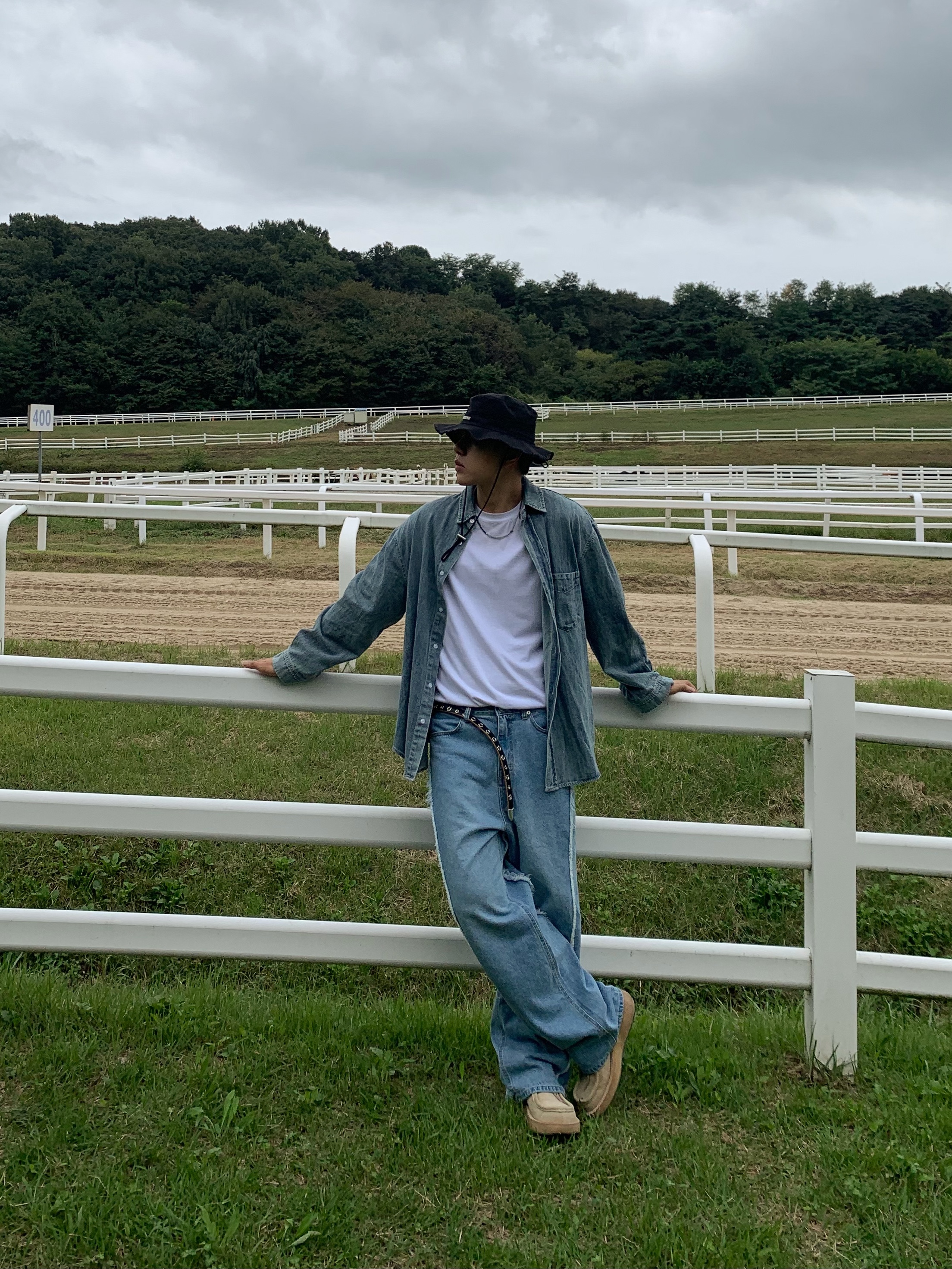 Jacquemus Le Bob Artichaut Bucket Hat Black, Our Legacy Belt 2cm Leather Black 착용 스타일 - 4