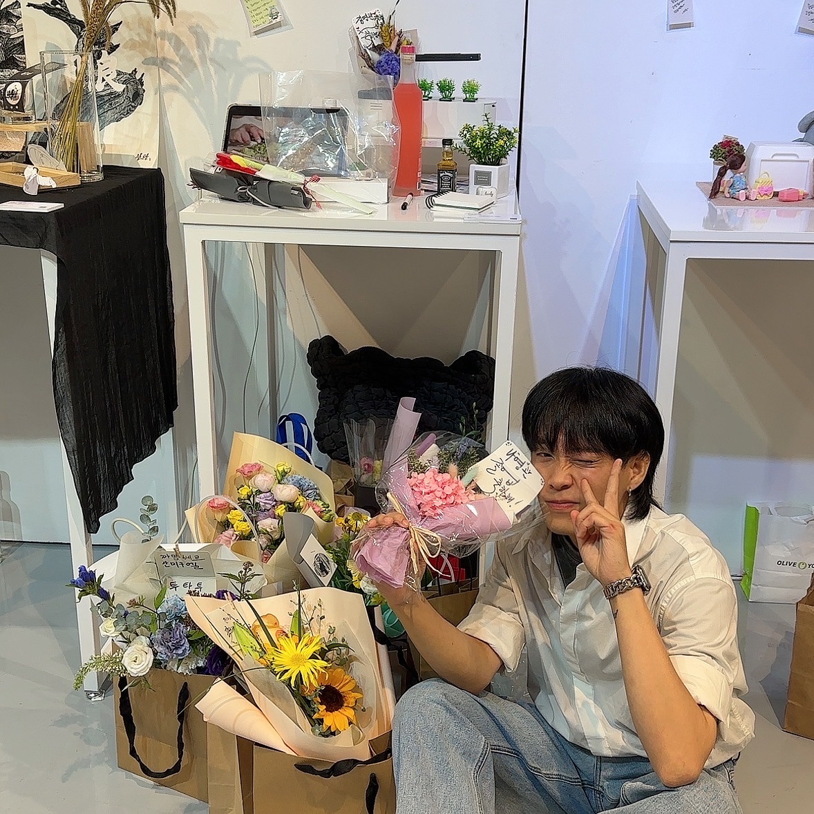 Montblanc Horseshoe Buckle 30mm Reversible Leather Belt Black Brown, COS Quilted Oversized Shoulder Bag Black 착용 스타일