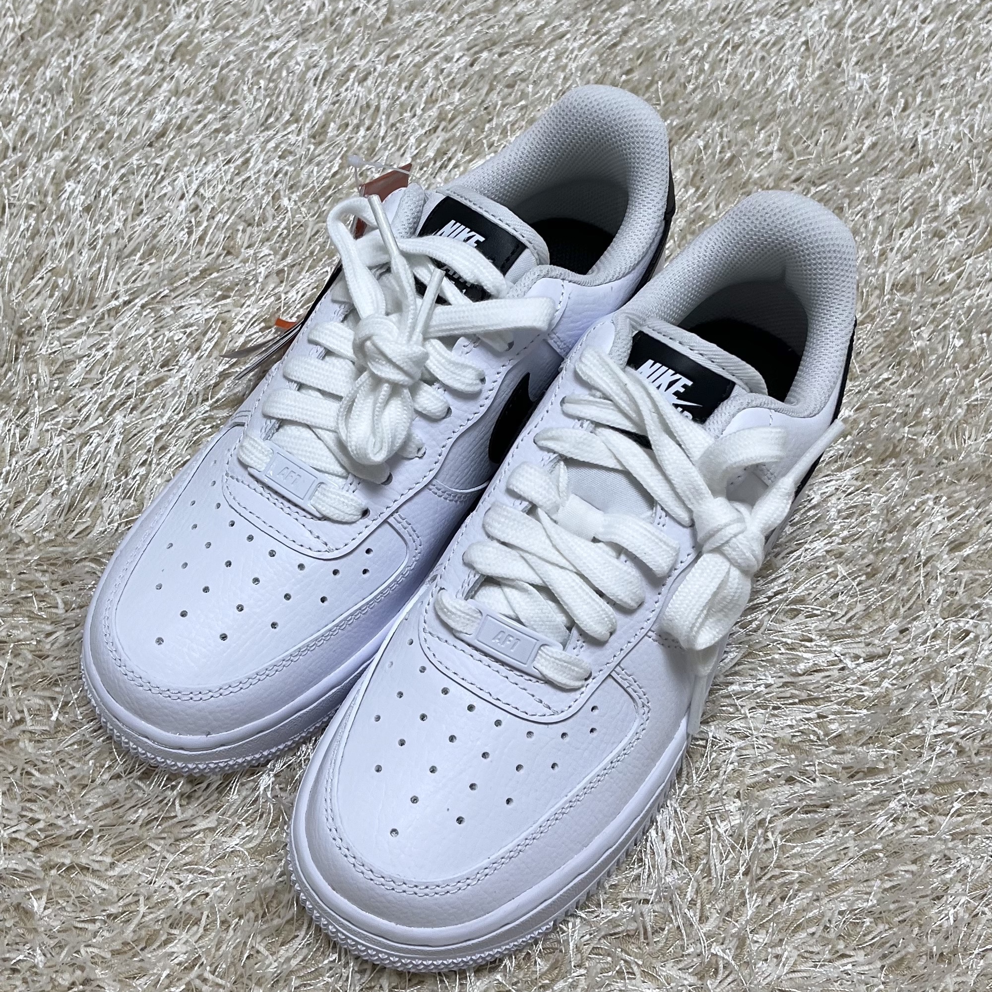 (W) Nike Air Force 1 '07 White Black 착용 스타일 - 2