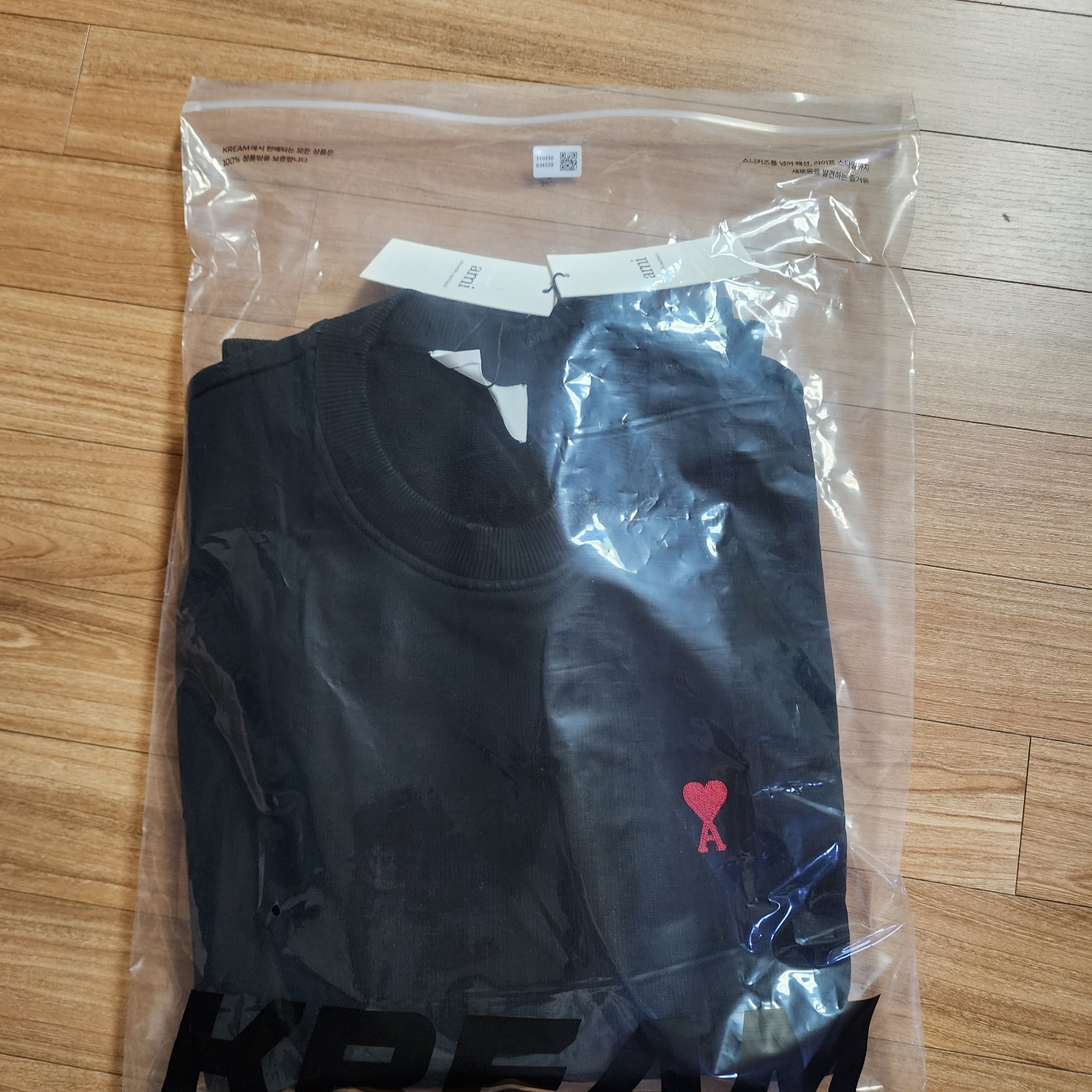 AMI de Coeur Sweatshirt Black 착용 스타일 - 3