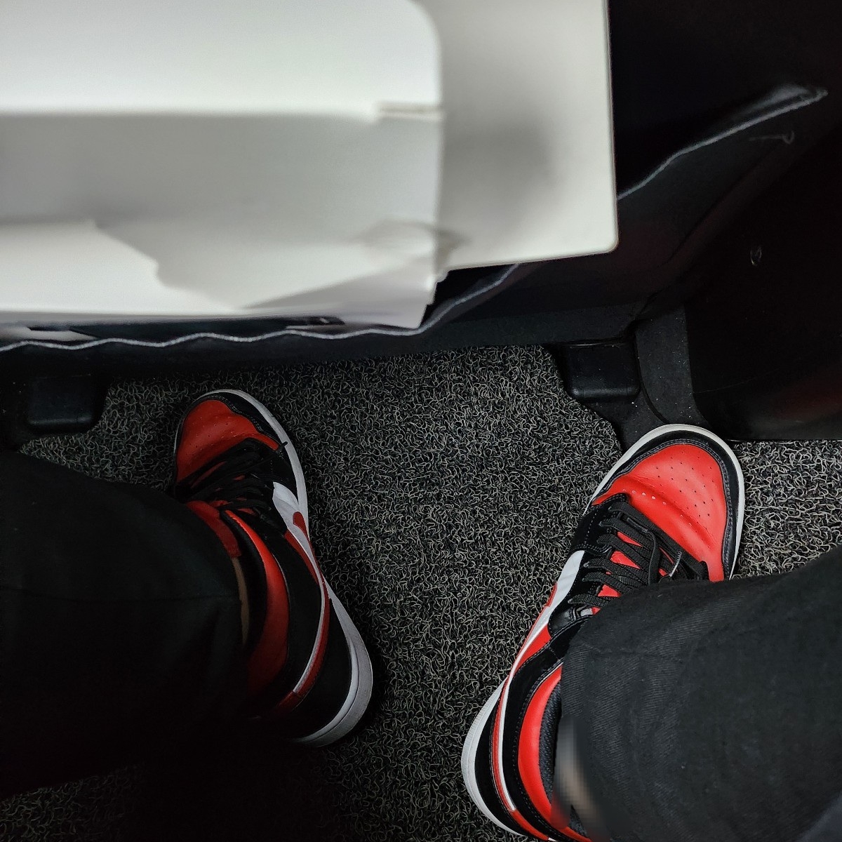 Jordan 1 Mid Black Fire Red 착용 스타일