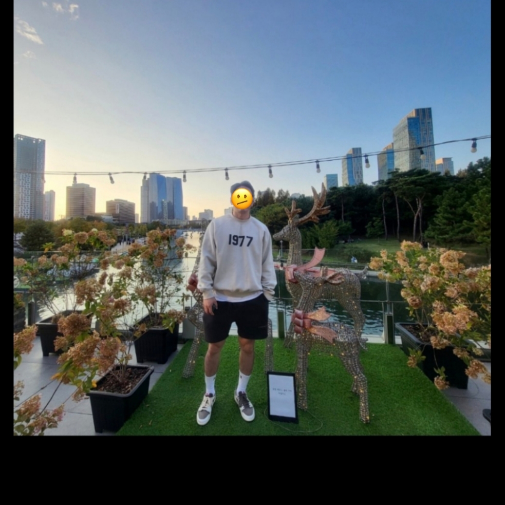 Essentials 1977 Crewneck Sweatshirt Wheat - 22SS, Essentials The Core Collection Sweatshorts Black 착용 스타일 - 1