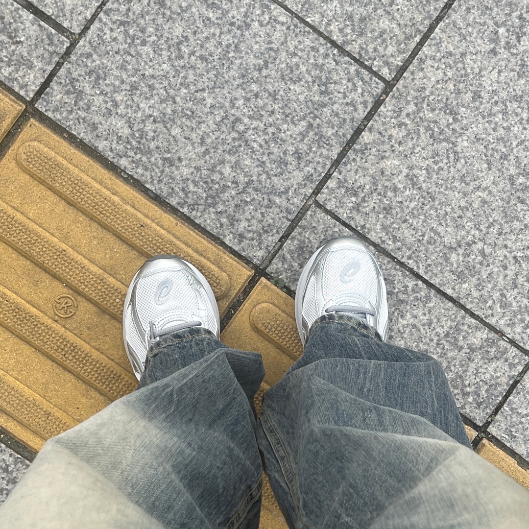 Asics Jog 100 S SMU Glacier Grey Pure Silver - 2E Wide 착용 스타일 - 2