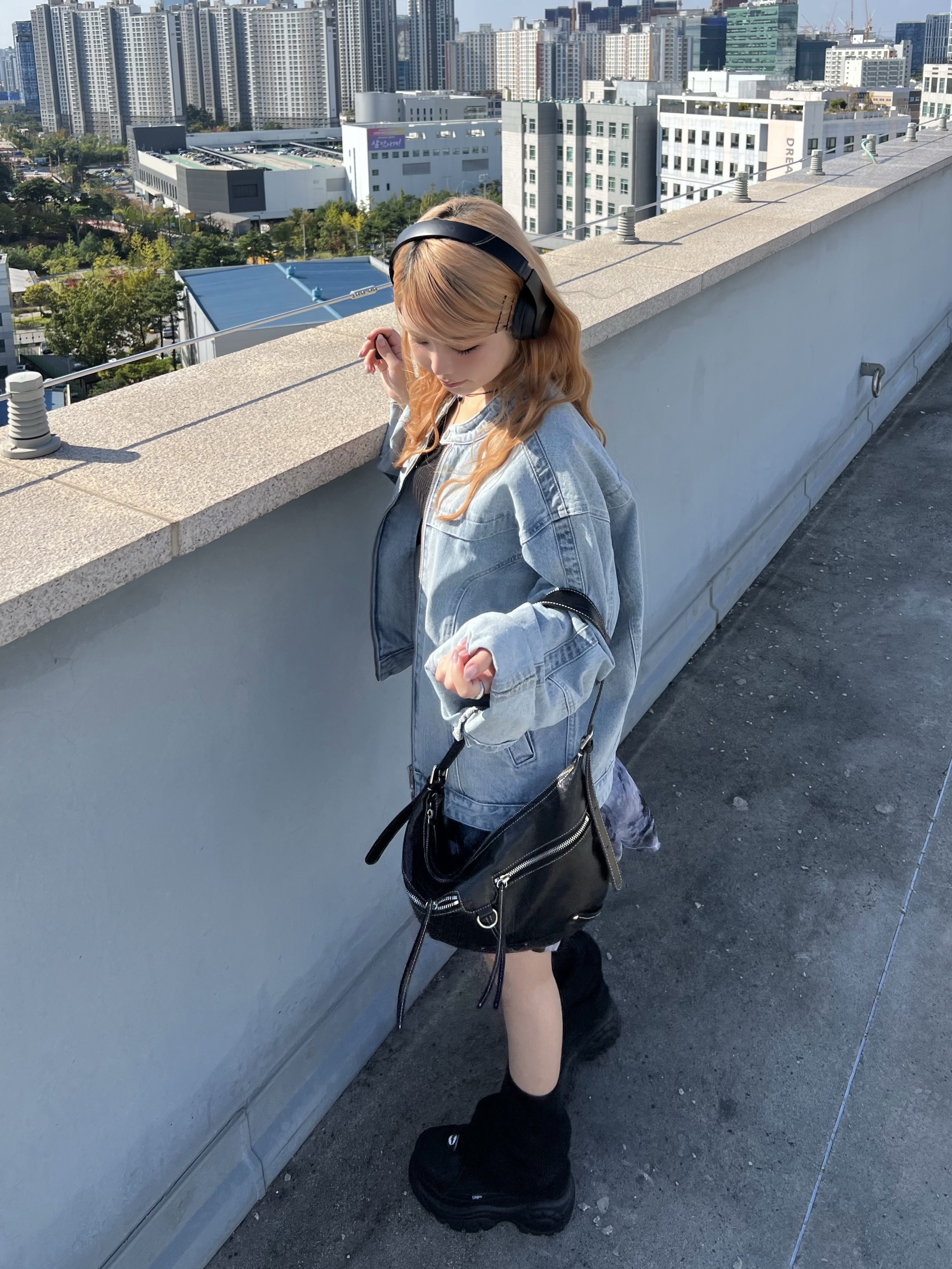 Matin Kim Zipper Leather Round Bag Black, Beats Studio 3 Wireless Over Ear Headphone Matt Black (Korean Ver.) 착용 스타일 - 1