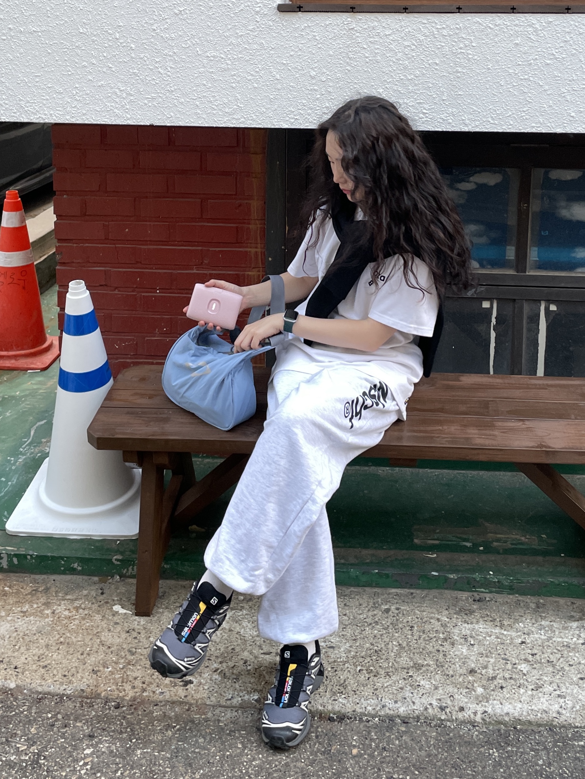Mischief Rhombus Light Weight Cross Bag Greyish Blue - The Hyundai Seoul Exclusive, Salomon XT-6 Gore-Tex Black Ebony 착용 스타일 - 1