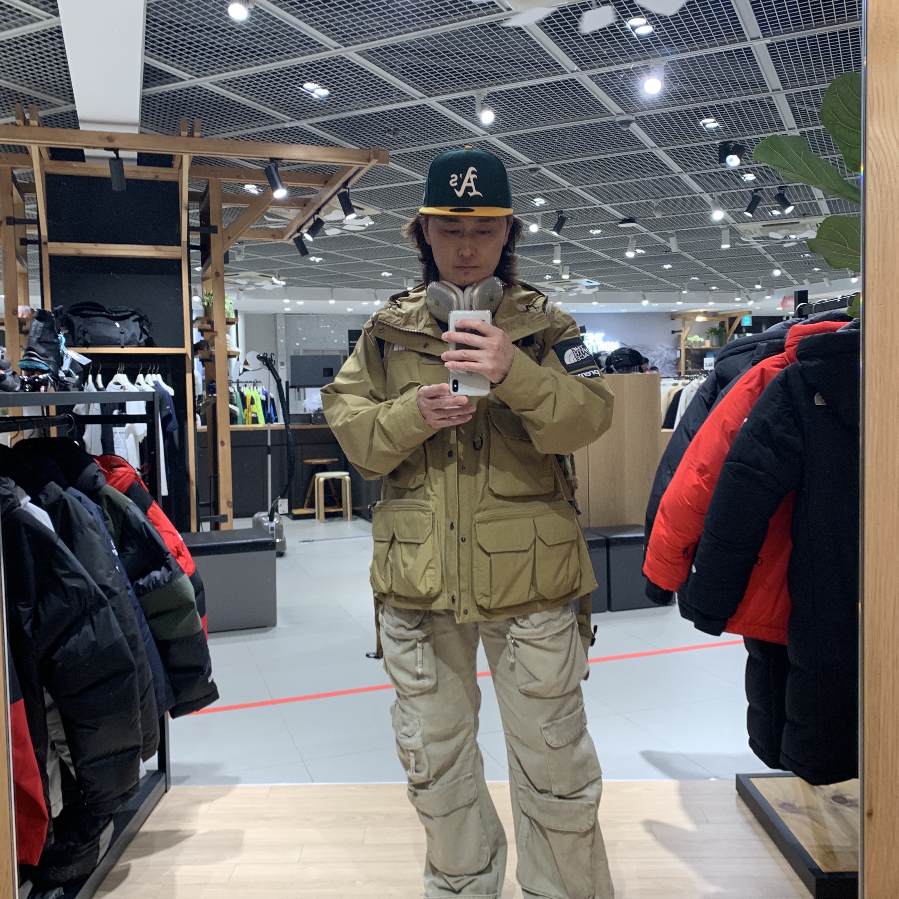Supreme x The North Face Cargo Jacket Gold - 20SS, Zara Utility Cargo Jeans Dark Sand 착용 스타일