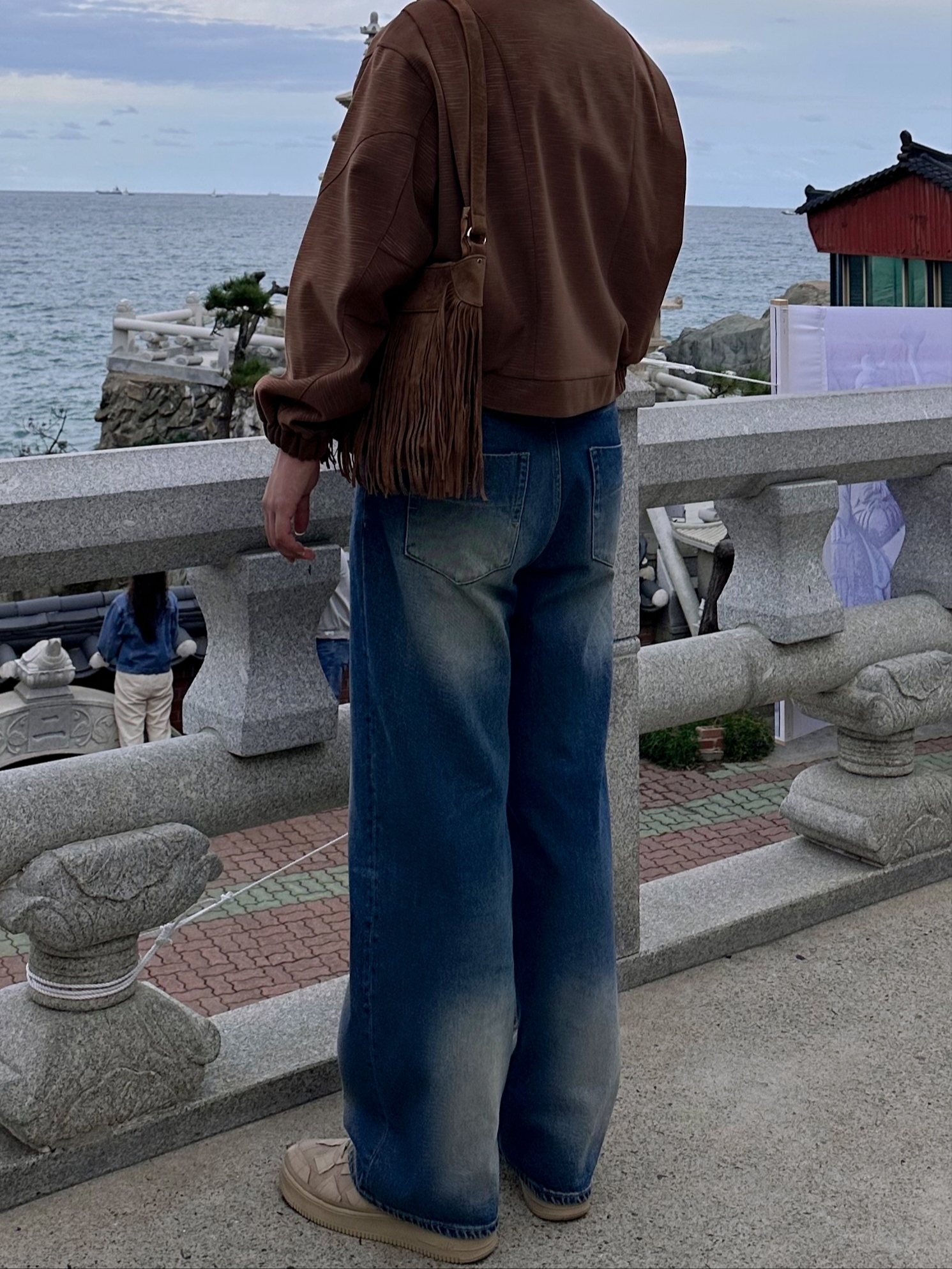Nike x Billie Eilish Air Force 1 Low '07 SP Mushroom, Diesel B-1DR Leather Belt with D Buckle Black 착용 스타일 - 3