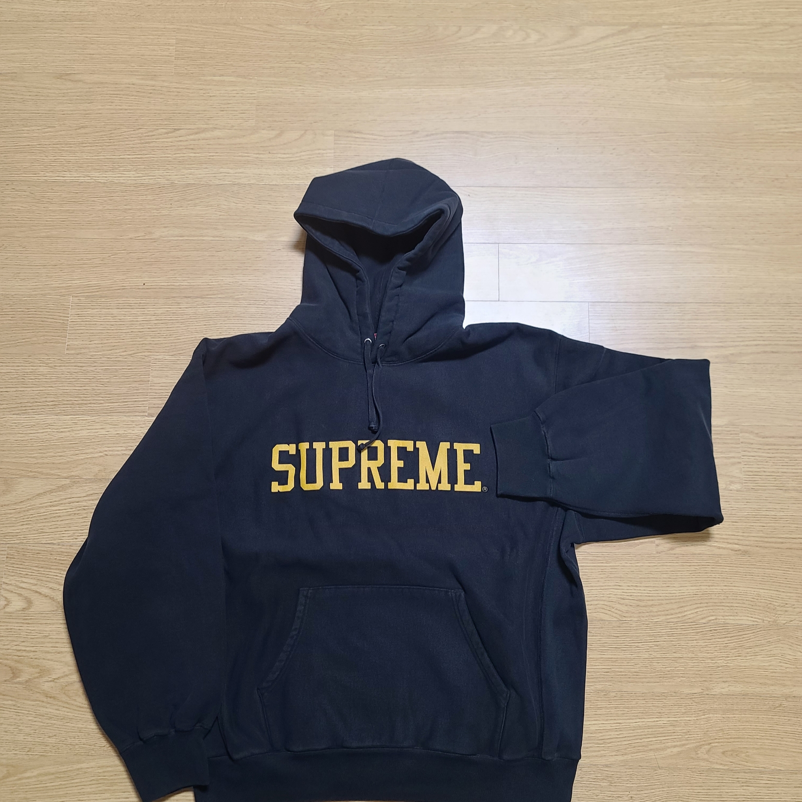 Supreme Varsity Hooded Sweatshirt Black - 23FW, Supreme Inside Out Crewneck Black - 23FW 착용 스타일 - 1