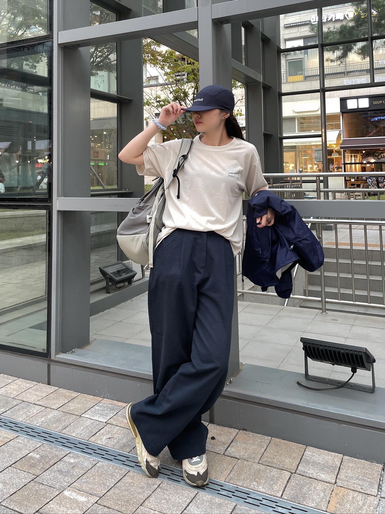 Nike x Travis Scott Air Max 270 React Cactus Trails, Arc'teryx Mantis 26 Backpack Habitat Forage 착용 스타일 - 2