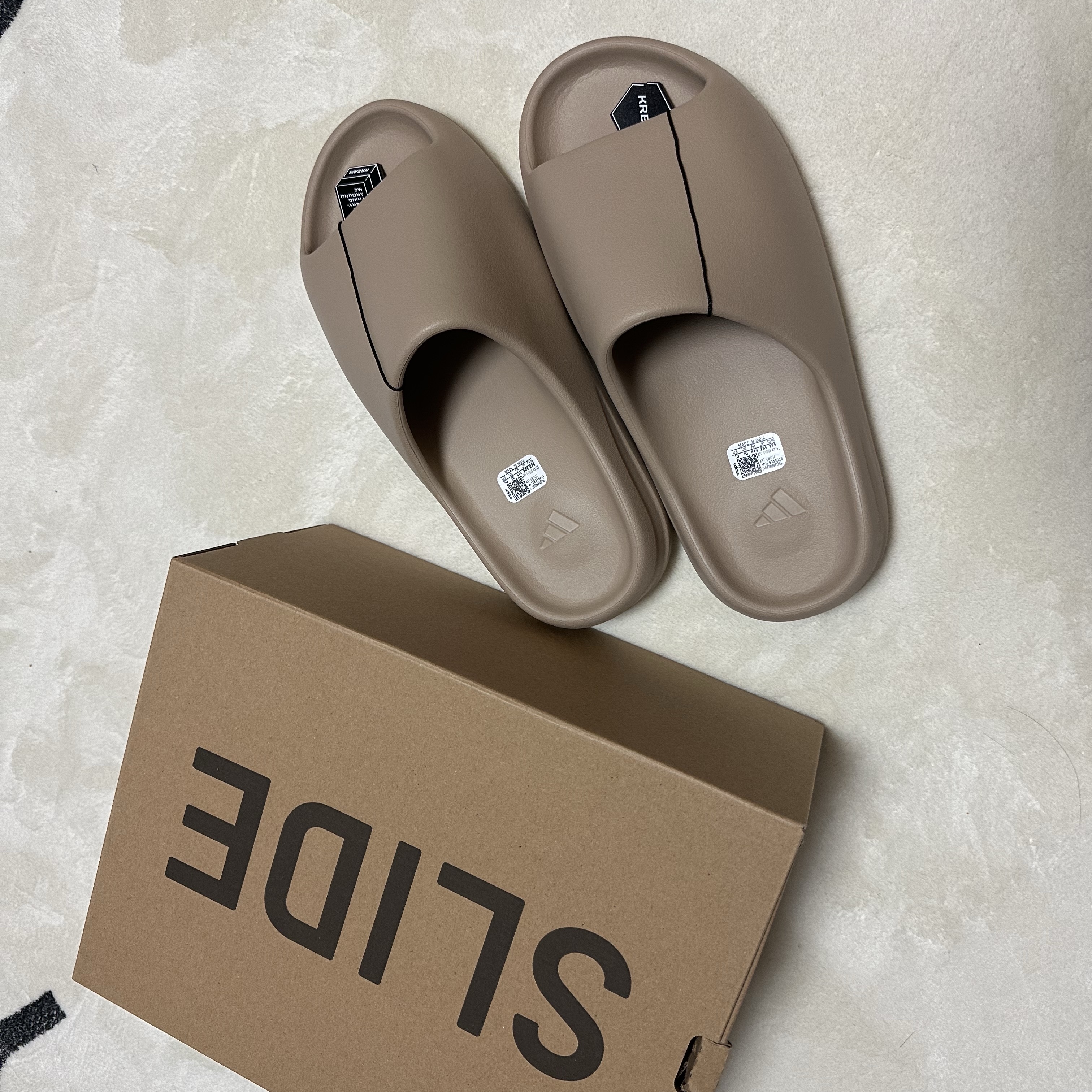 Adidas Yeezy Slide Pure - Re-Release Ver. 착용 스타일 - 1