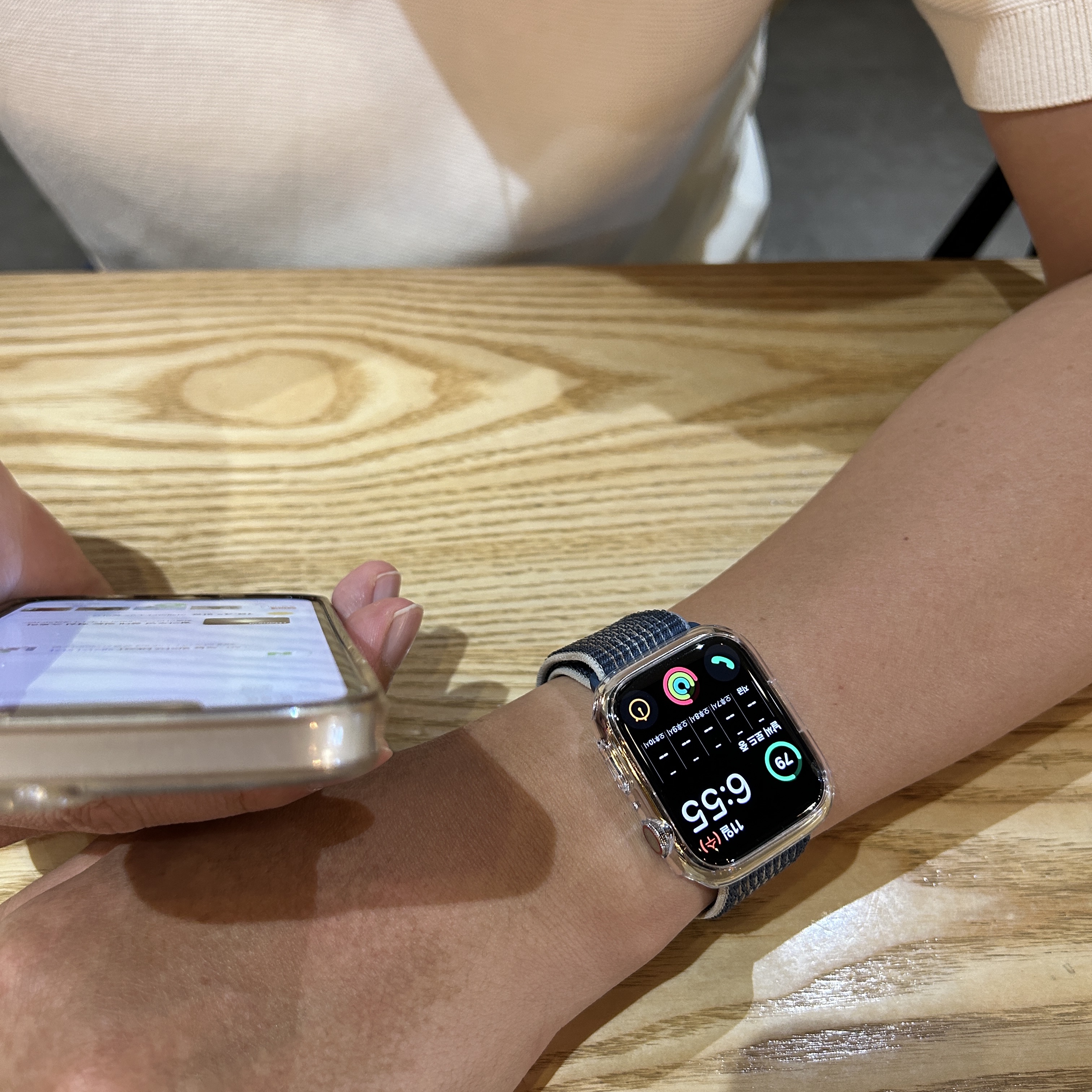 Apple Watch Series 8 45mm Cellular Silver Stainless Steel Case with Sport Band White (Korean Ver.) 착용 스타일