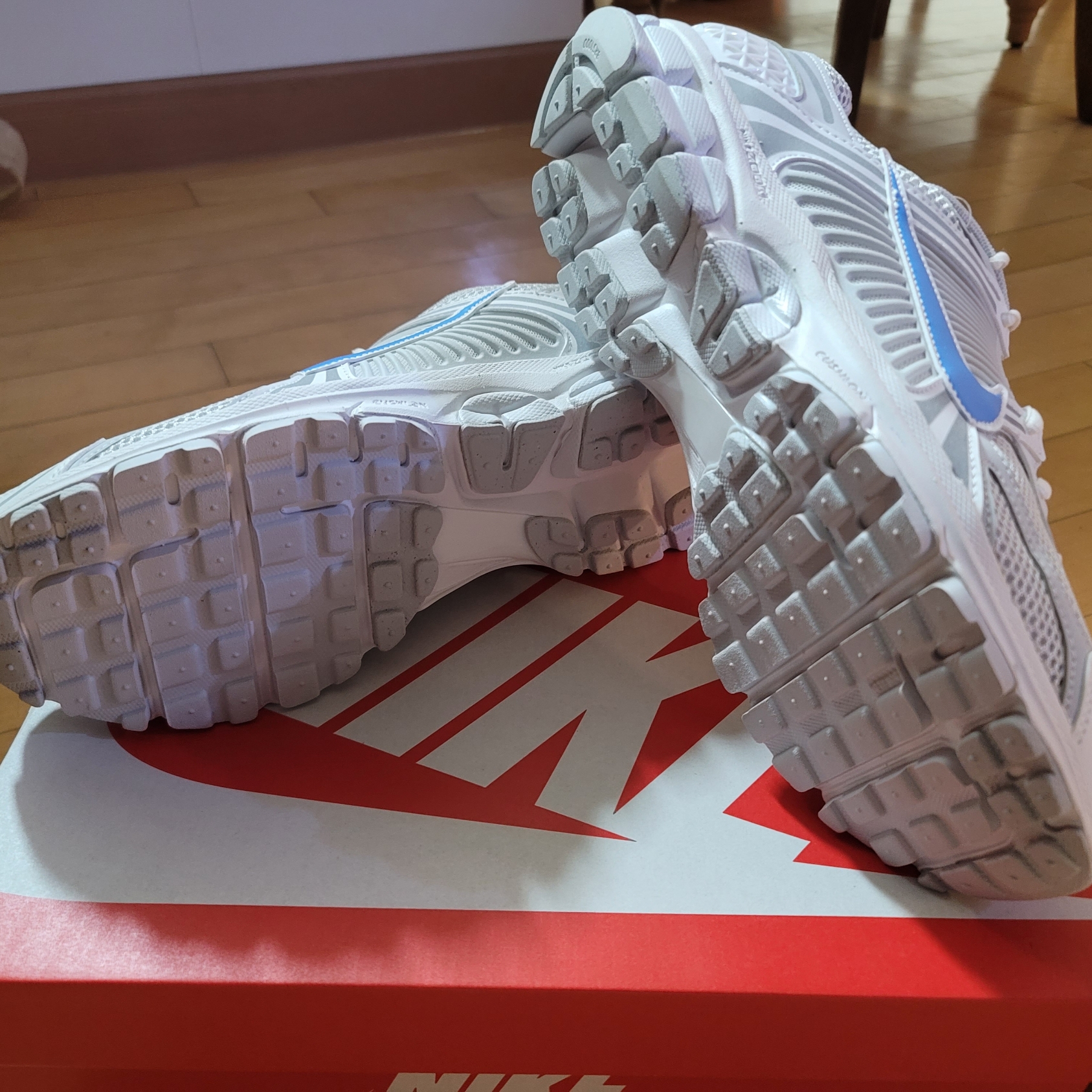 Nike Zoom Vomero 5 Photon Dust and University Blue 착용 스타일 - 4