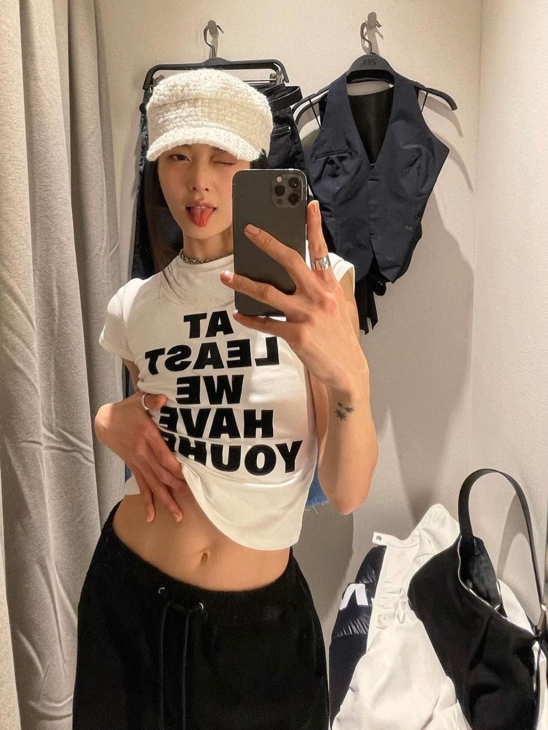 (W) Youhee Lettering T-Shirt White, (W) Youhee Lettering T-Shirt Black 착용 스타일 - 2
