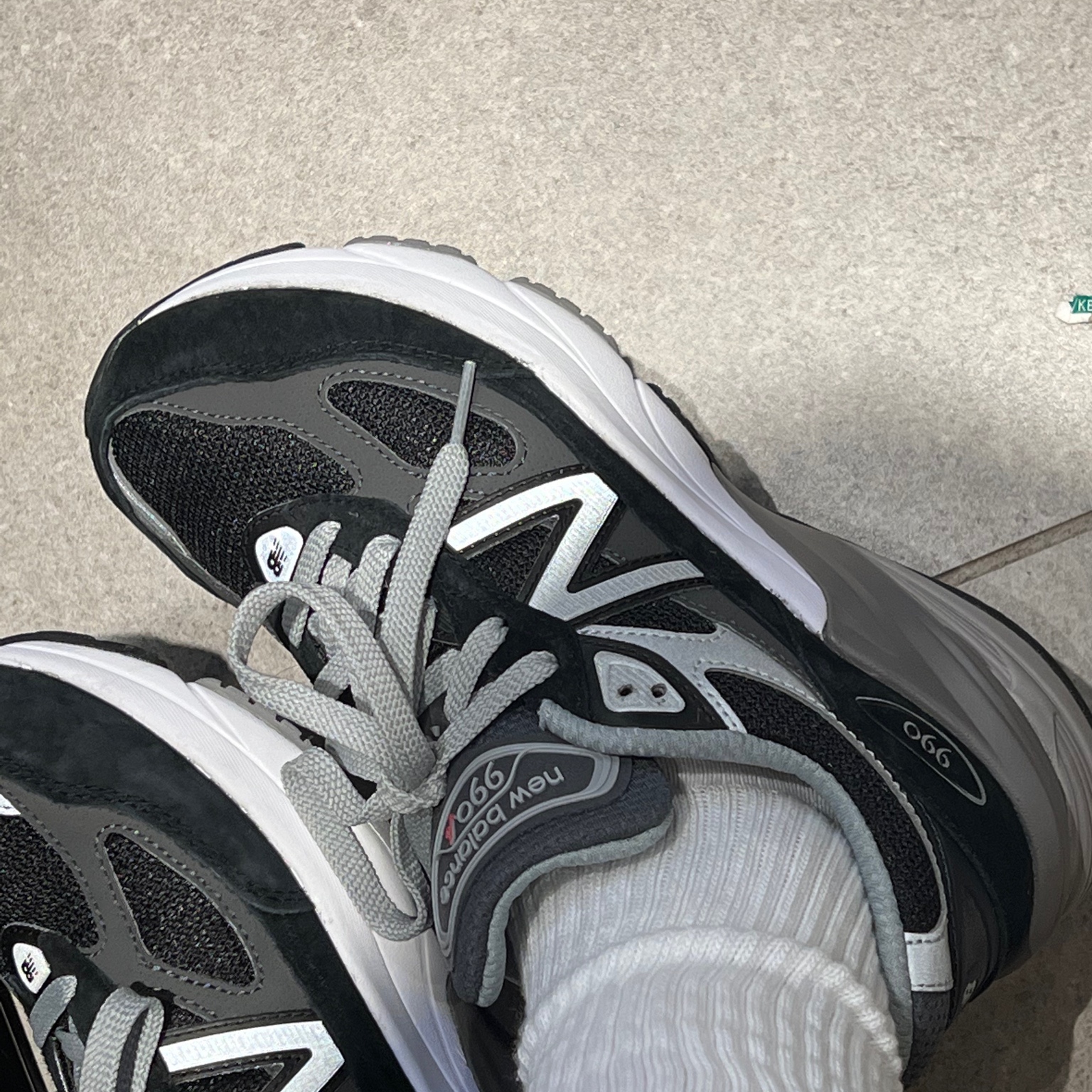 New Balance 990v6 Made in USA Black White, (GS) New Balance 990v6 Black Silver - M Medium 착용 스타일 - 1