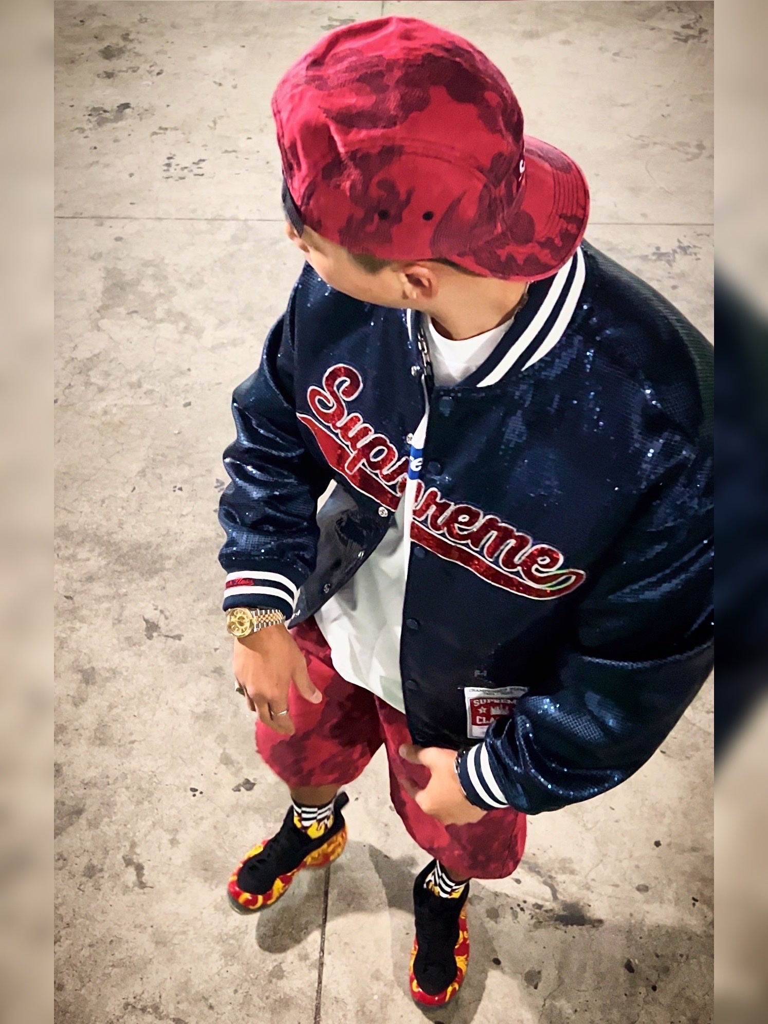 Supreme Flames Jacquard Denim Camp Cap Washed Red - 23SS, Supreme Flames Jacquard Baggy Denim Shorts Washed Red - 23SS 착용 스타일 - 4