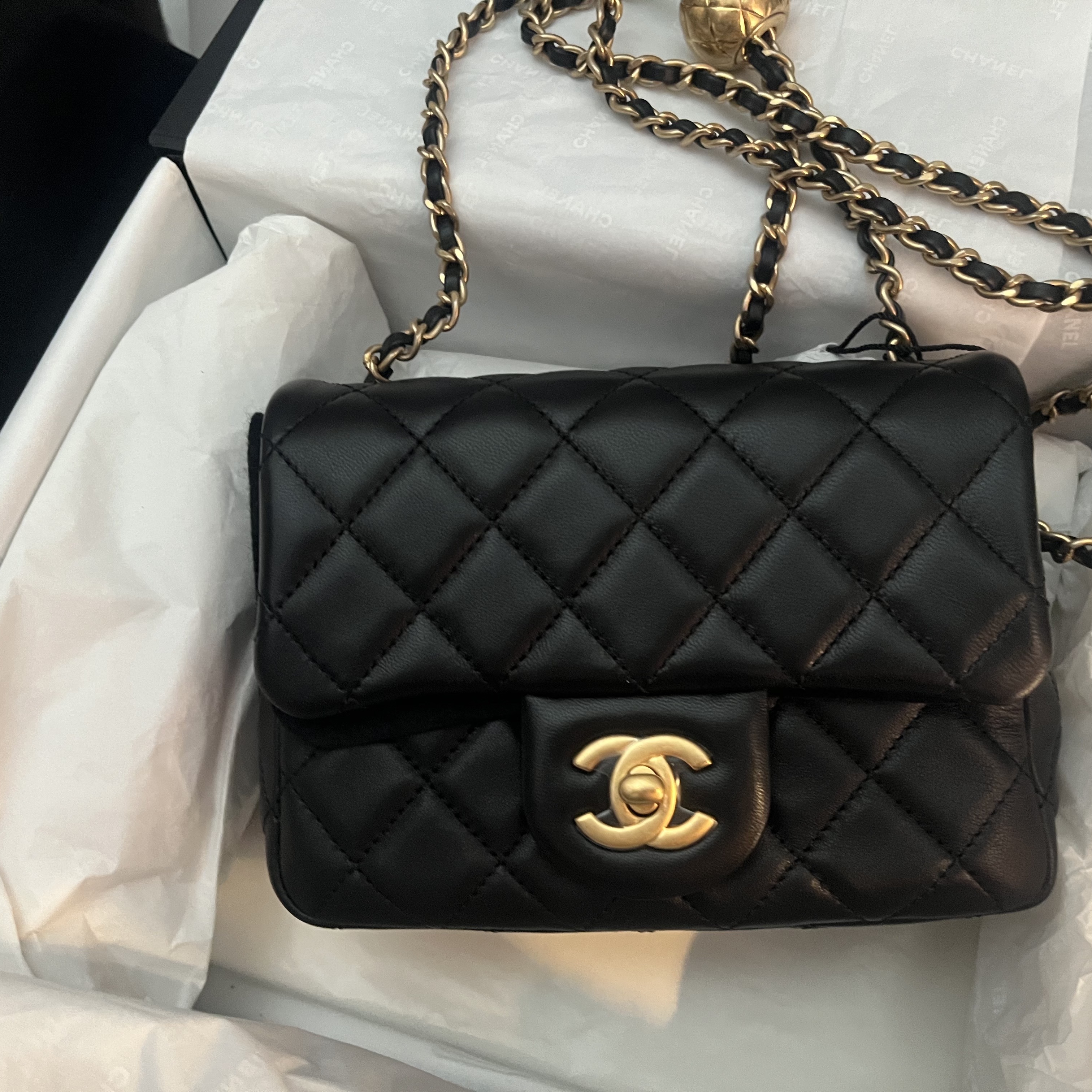 Chanel Mini Flap Bag Lambskin & Gold Black 착용 스타일 - 2