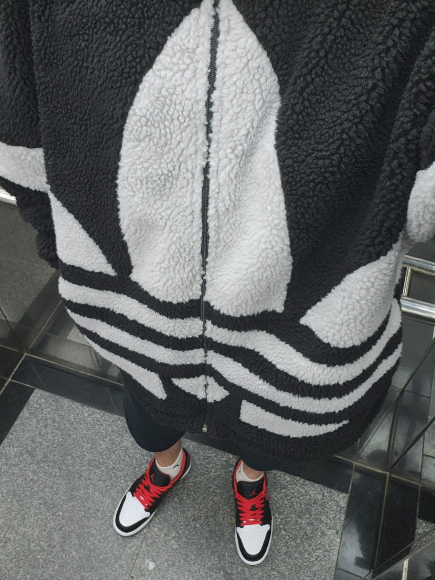 Jordan 1 Low Black Fire Red 착용 스타일 - 1