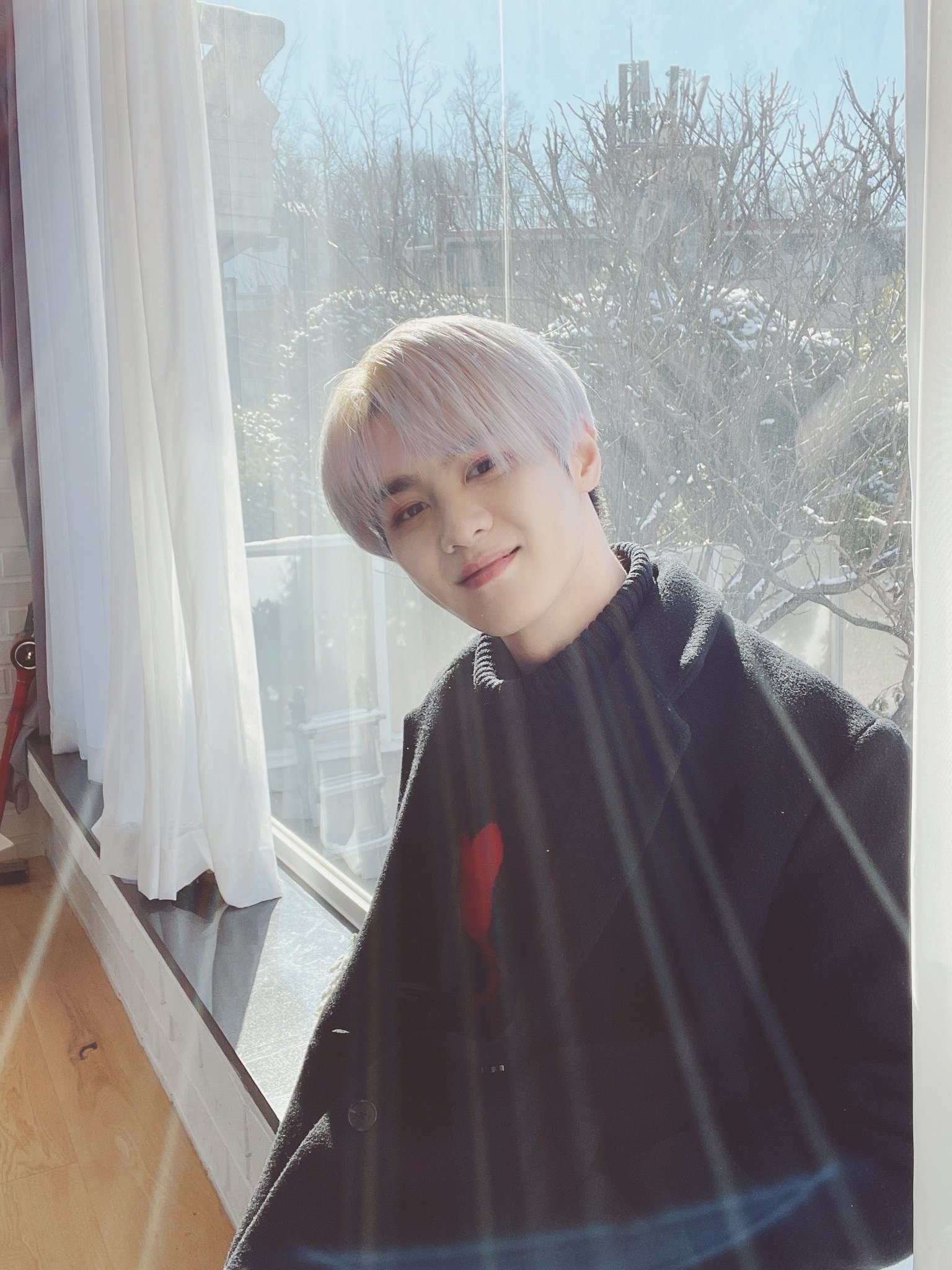 AMI de Coeur Oversize Intarsia Funnel Neck Sweater Black 착용 스타일