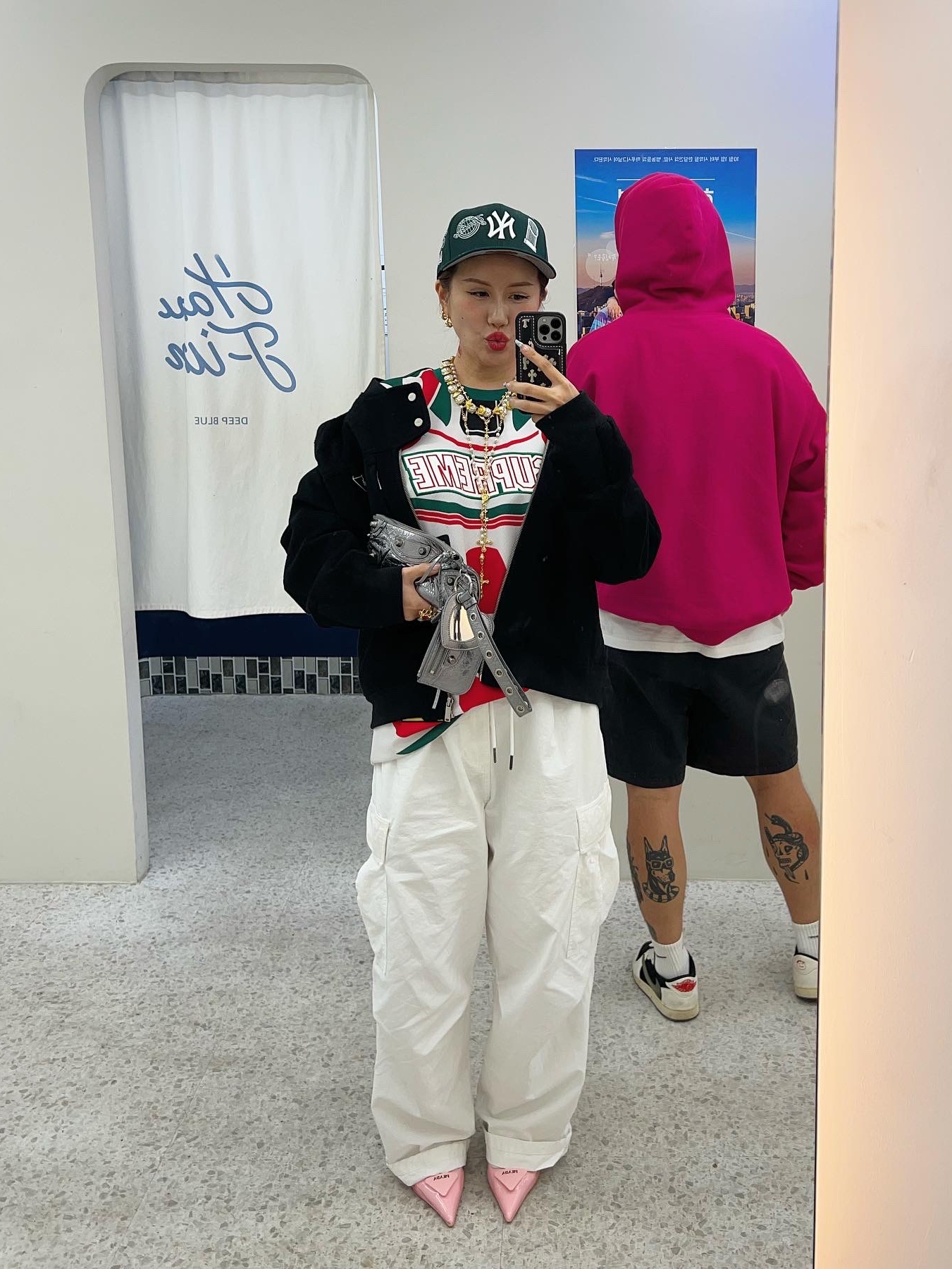 Supreme Decals Moto Jersey White - 22FW, Balenciaga Le Cagole Mini Multipouch Metallized Silver 착용 스타일 - 4