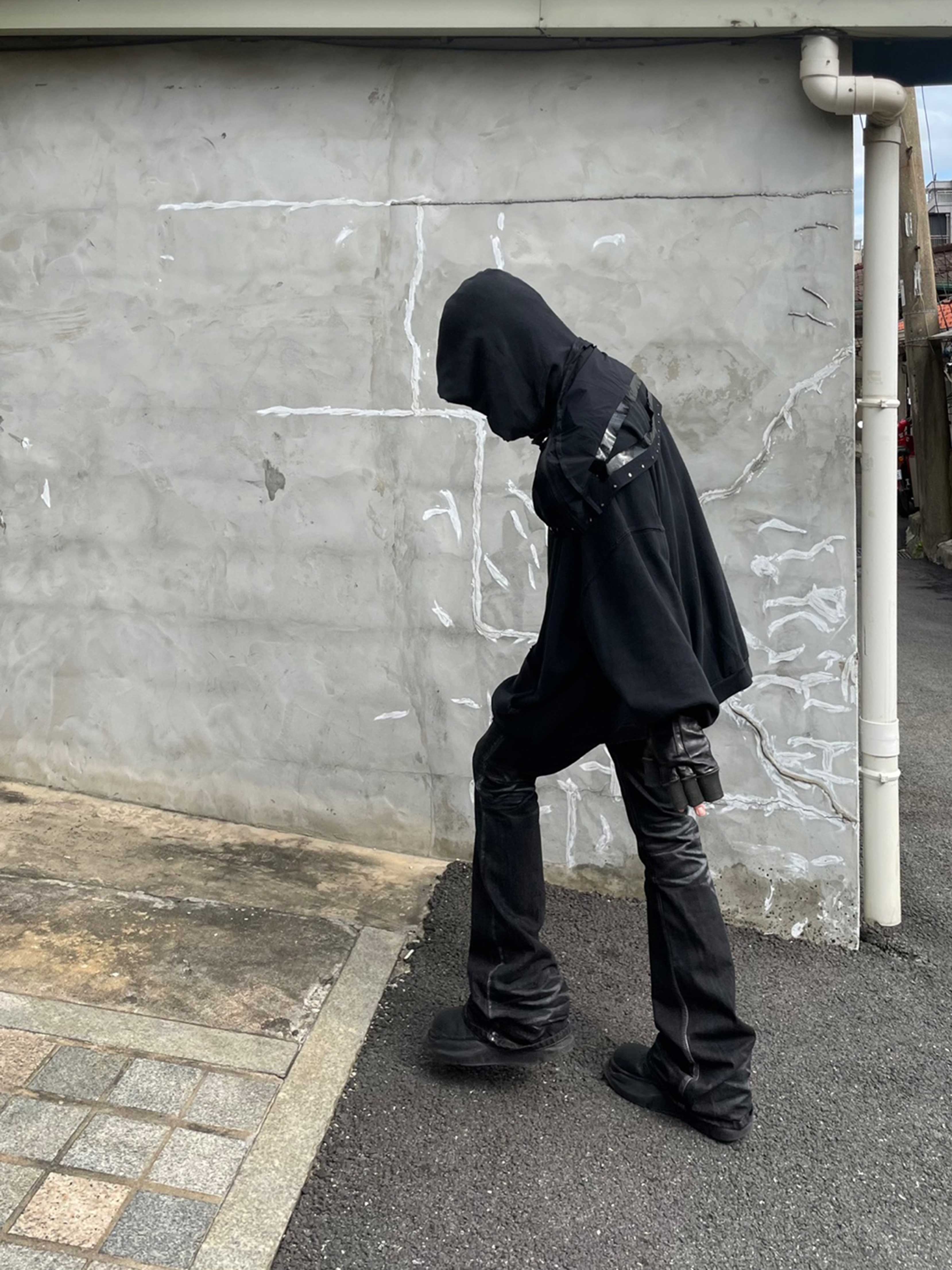 OMO Glitter Coated Flared Jean Washed Black, Undermycar Leachianus Multiple Tangles Double Logo Chain Down Blue - 23SS 착용 스타일 - 2