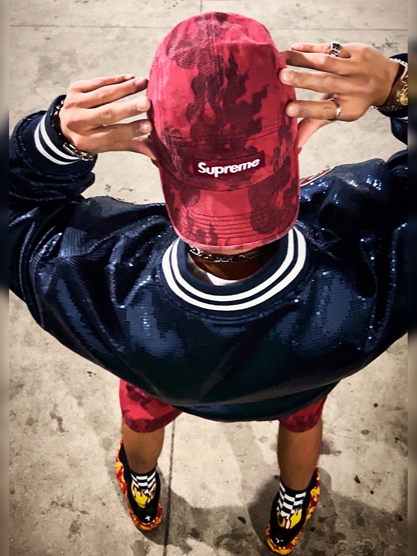 Supreme Flames Jacquard Denim Camp Cap Washed Red - 23SS, Supreme Flames Jacquard Baggy Denim Shorts Washed Red - 23SS 착용 스타일 - 3