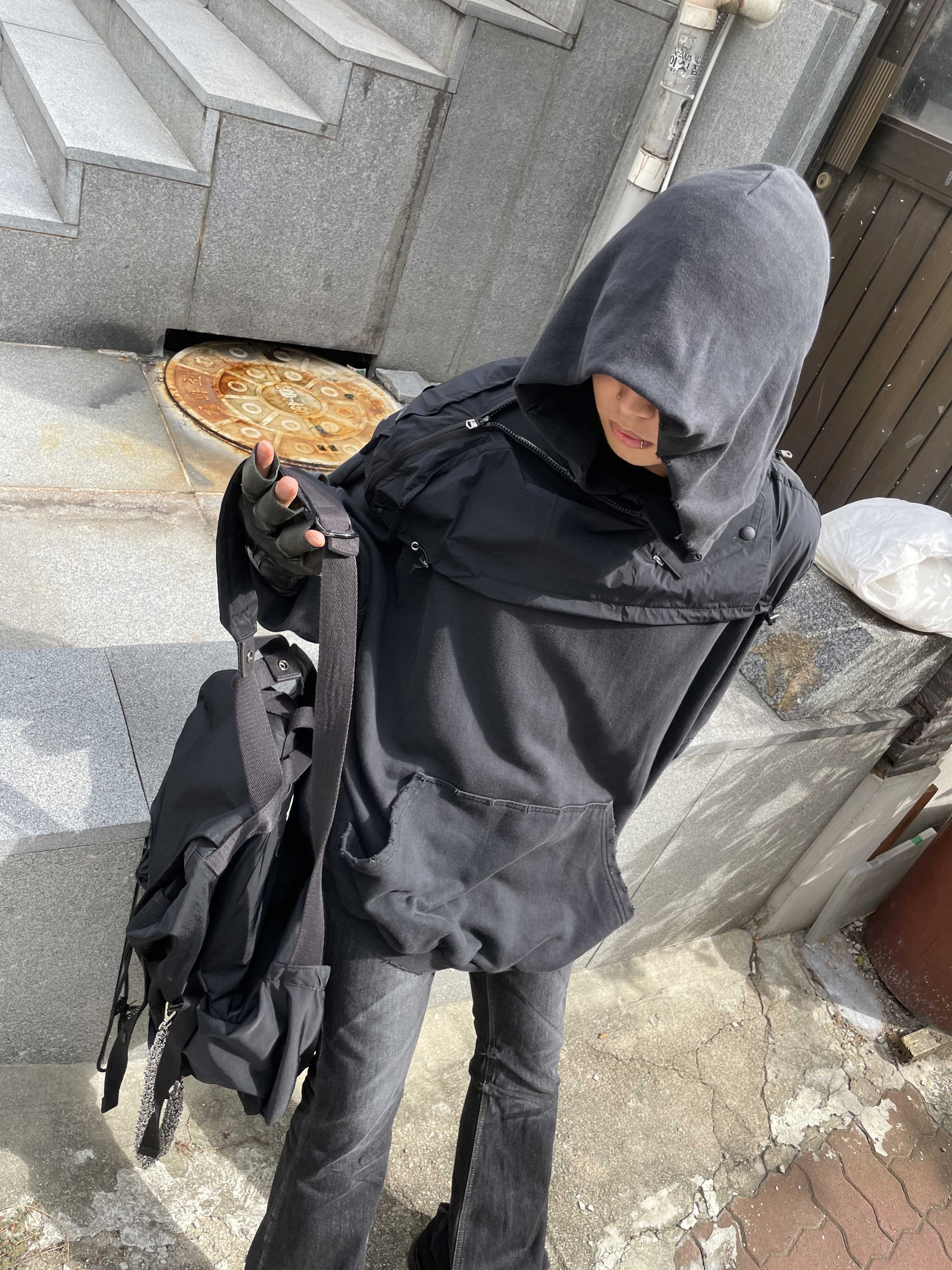 OMO Glitter Coated Flared Jean Washed Black, Undermycar Leachianus Multiple Tangles Double Logo Chain Down Blue - 23SS 착용 스타일 - 3