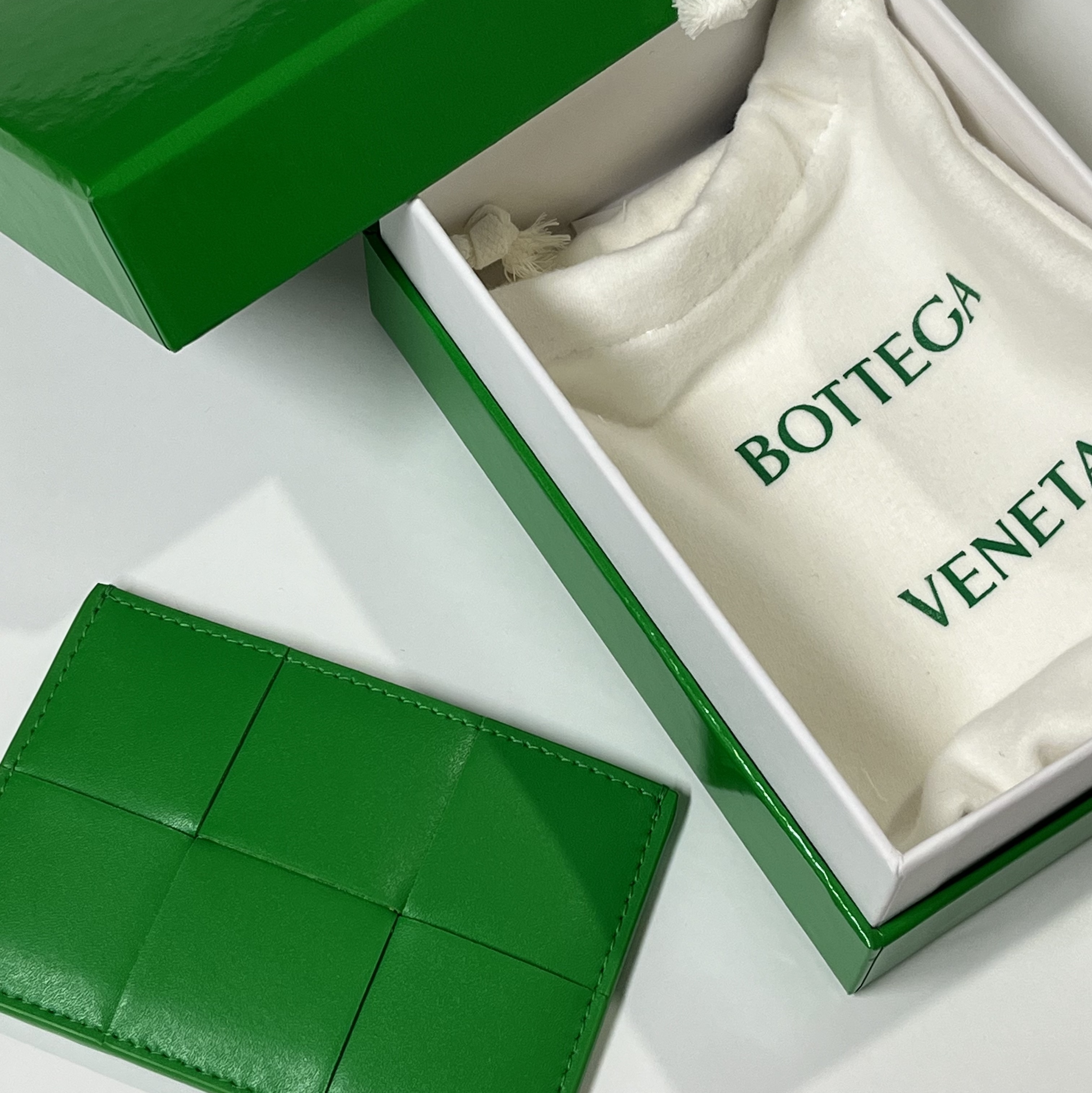 Bottega Veneta Credit Card Case Calfskin Parakeet 착용 스타일