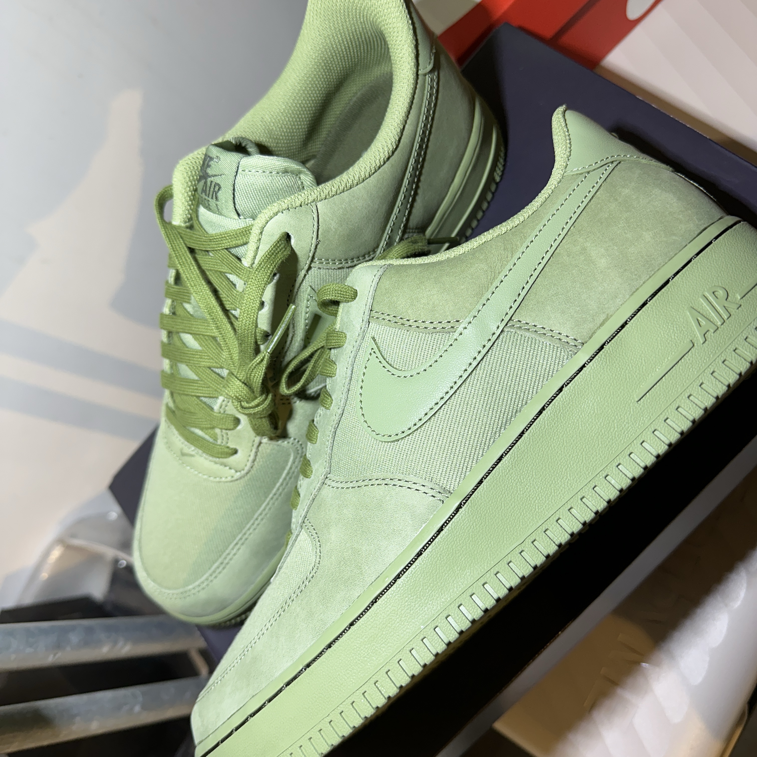 Nike Air Force 1 '07 LX Oil Green 착용 스타일 - 1