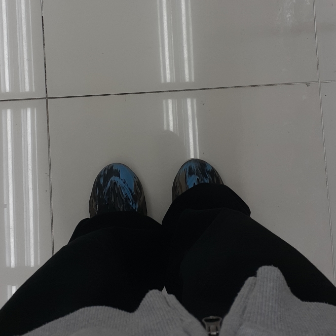 Adidas Yeezy Foam RNNR MX Cinder 착용 스타일 - 2