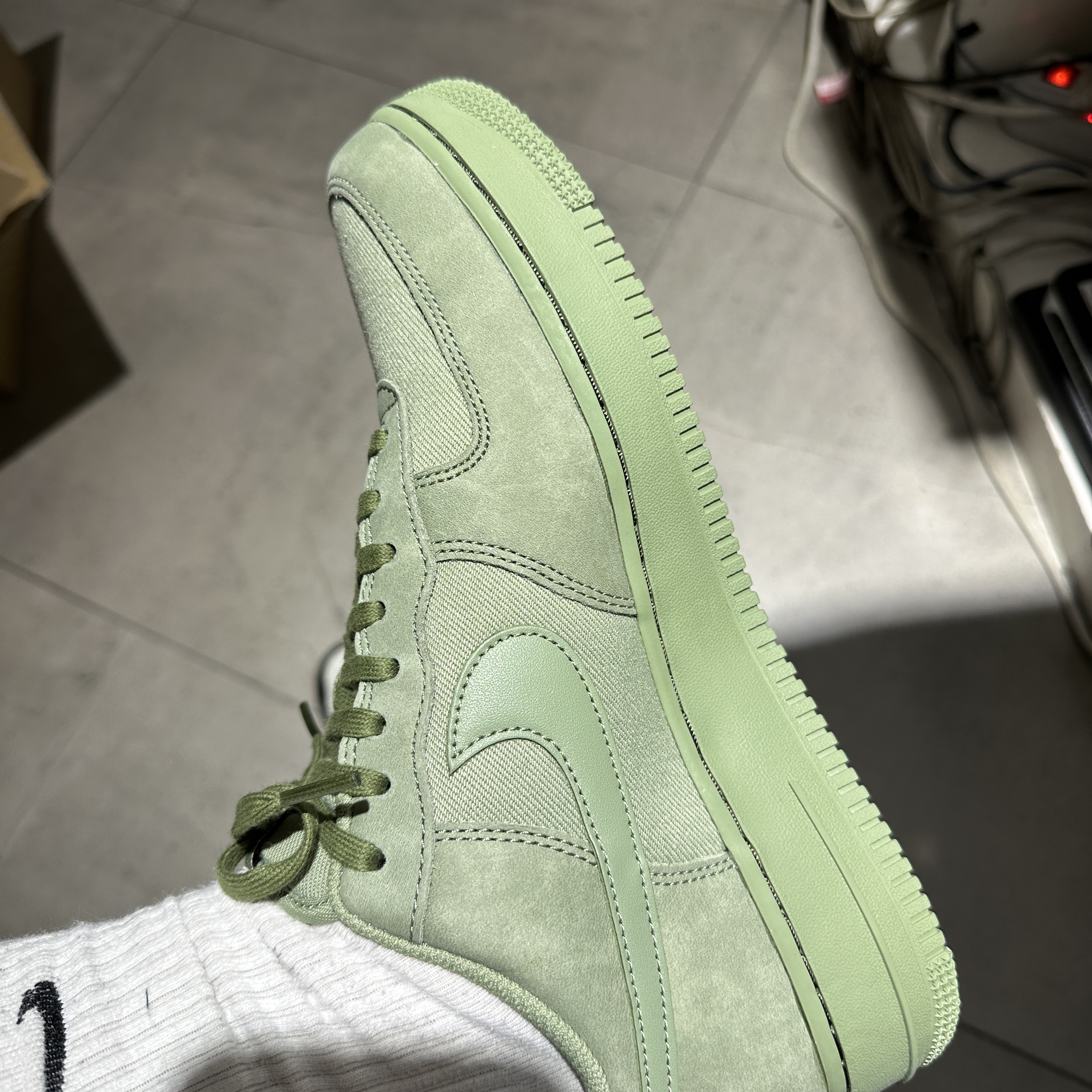 Nike Air Force 1 '07 LX Oil Green 착용 스타일 - 2