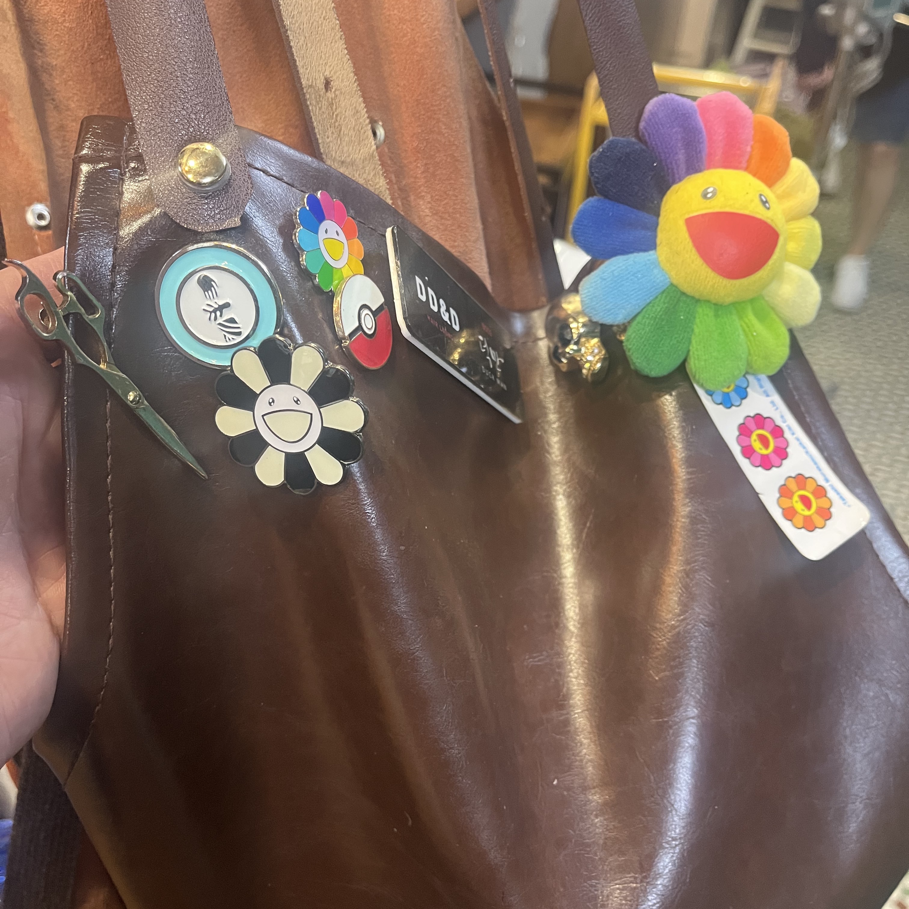 Kaikai Kiki Flower Pin 37mm Gray Black 착용 스타일