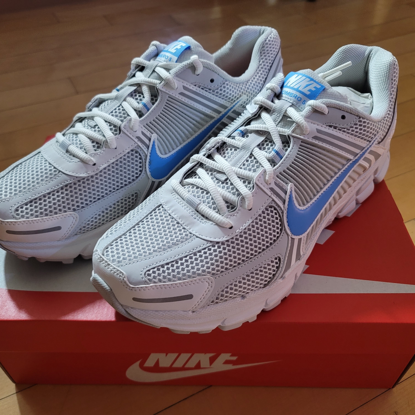 Nike Zoom Vomero 5 Photon Dust and University Blue 착용 스타일 - 3
