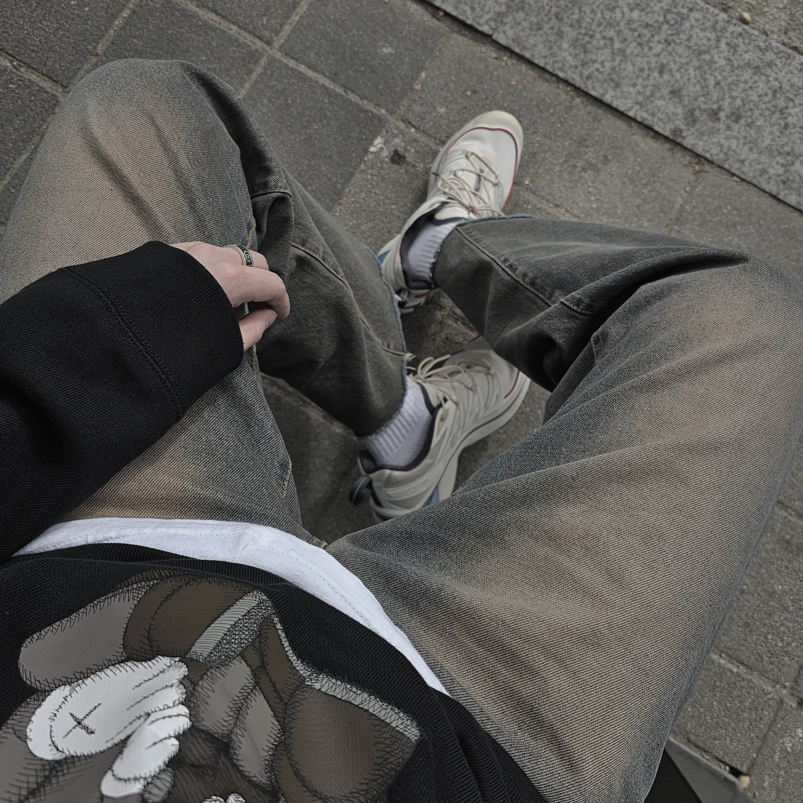 Uniqlo UT x Kaws Long Sleeve Sweatshirt Black, Salomon XT-6 Expanse Almond Milk Aegean Blue 착용 스타일