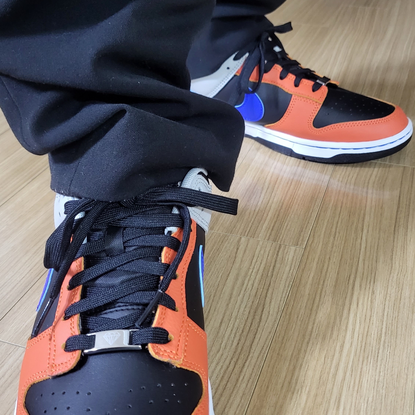 Nike x NBA Dunk Low Retro EMB Racer Blue and Orange 착용 스타일 - 3