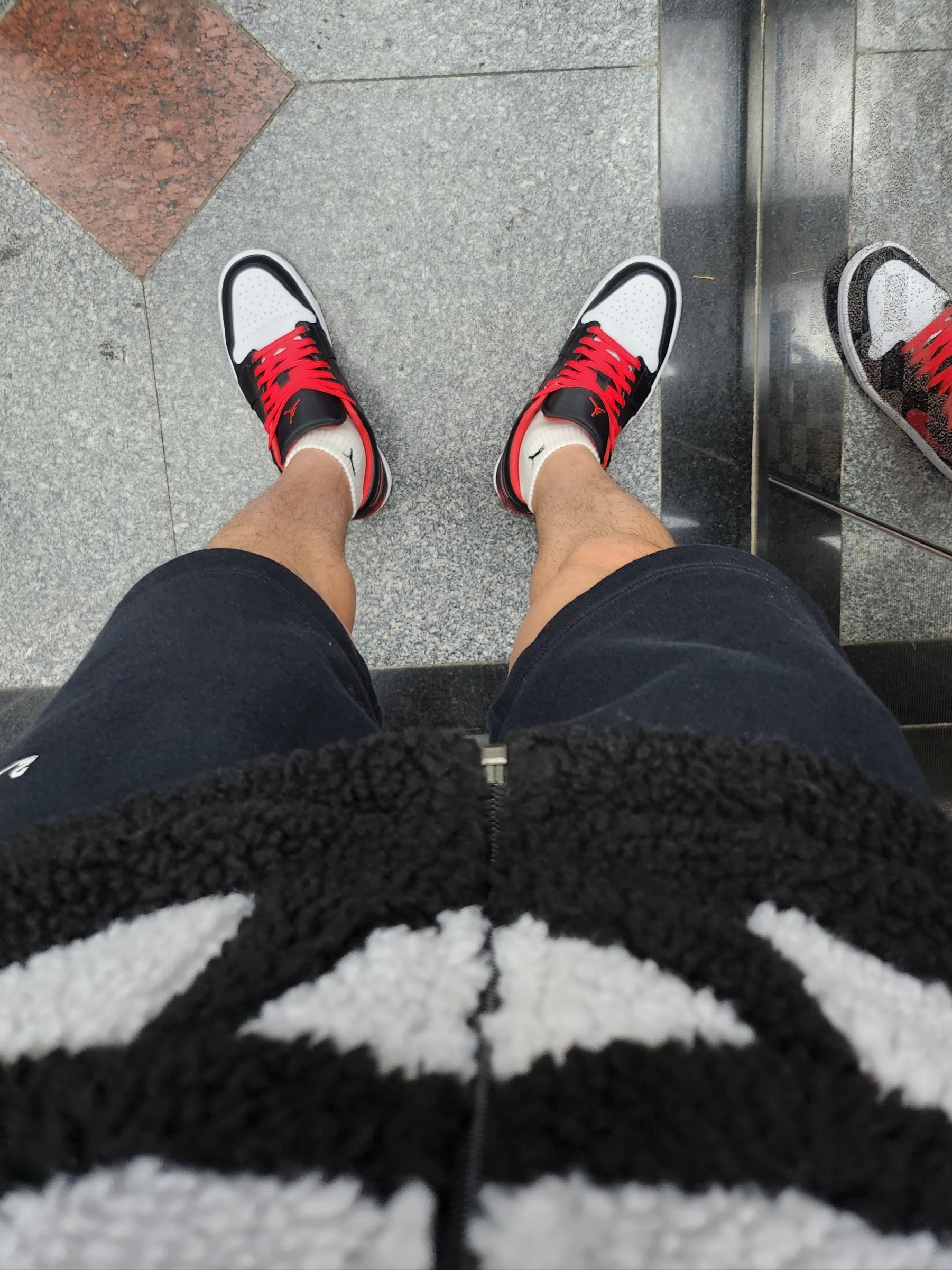 Jordan 1 Low Black Fire Red 착용 스타일 - 2