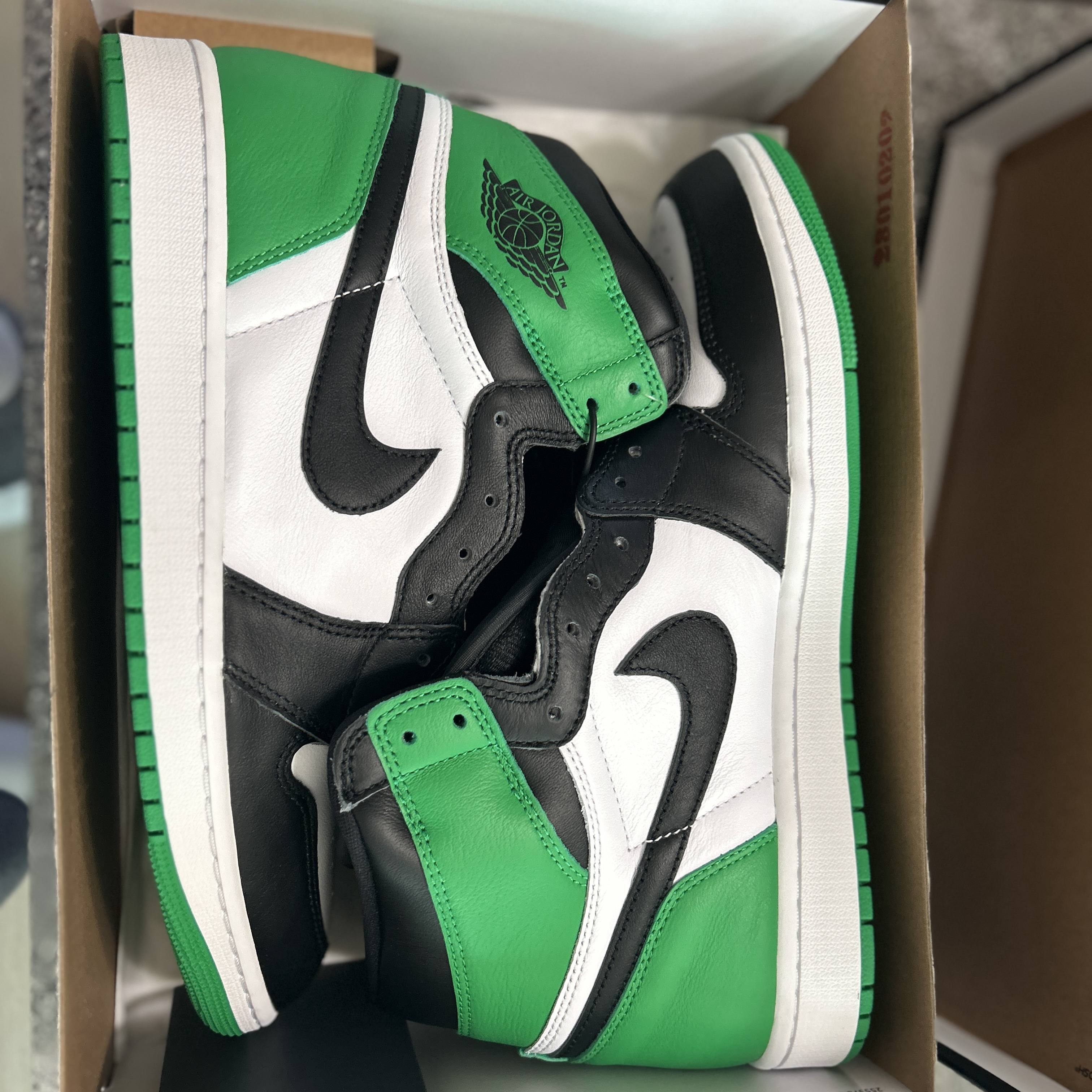 Jordan 1 Retro High OG Black and Lucky Green 착용 스타일 - 2