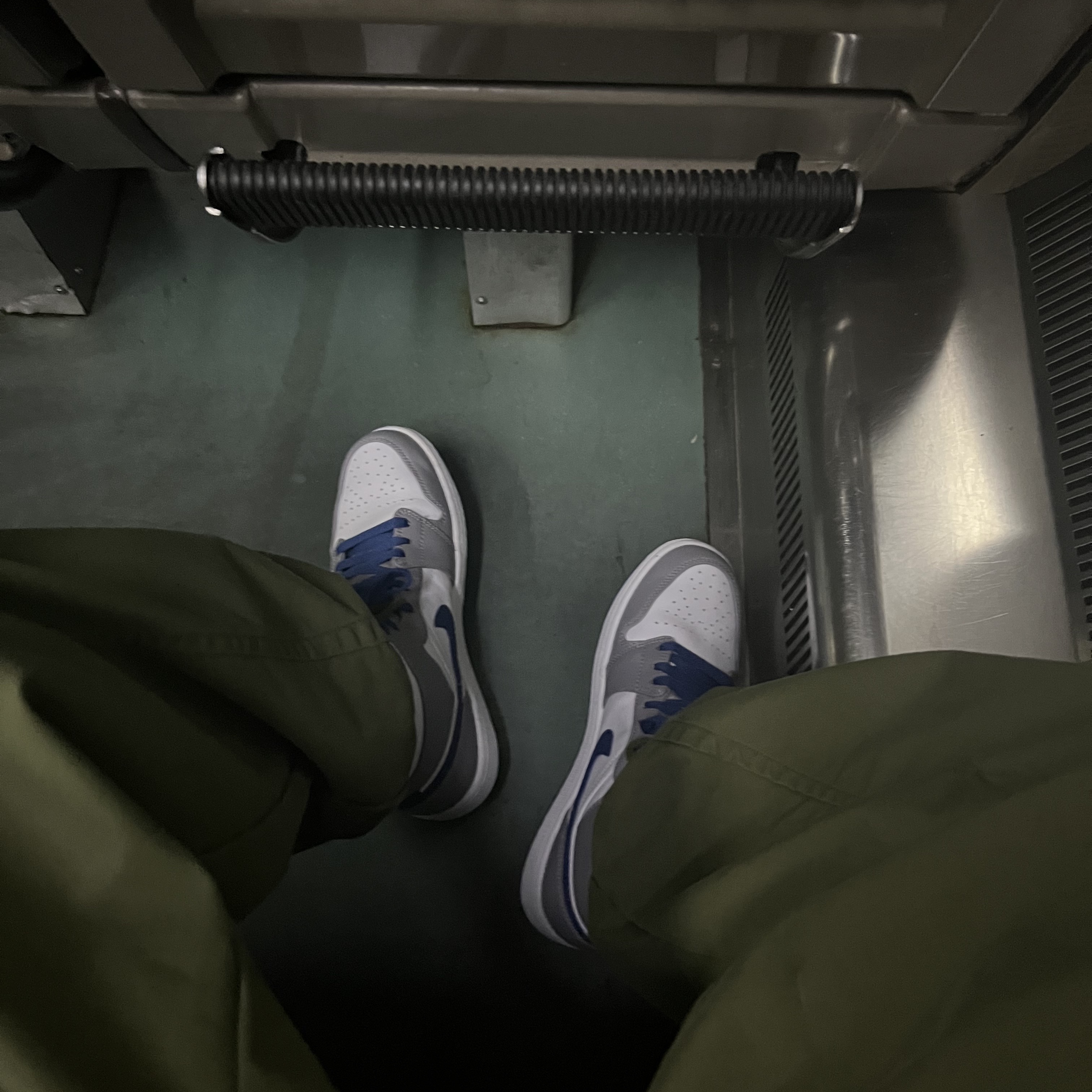 Jordan 1 Mid Cement Grey True Blue 착용 스타일 - 3