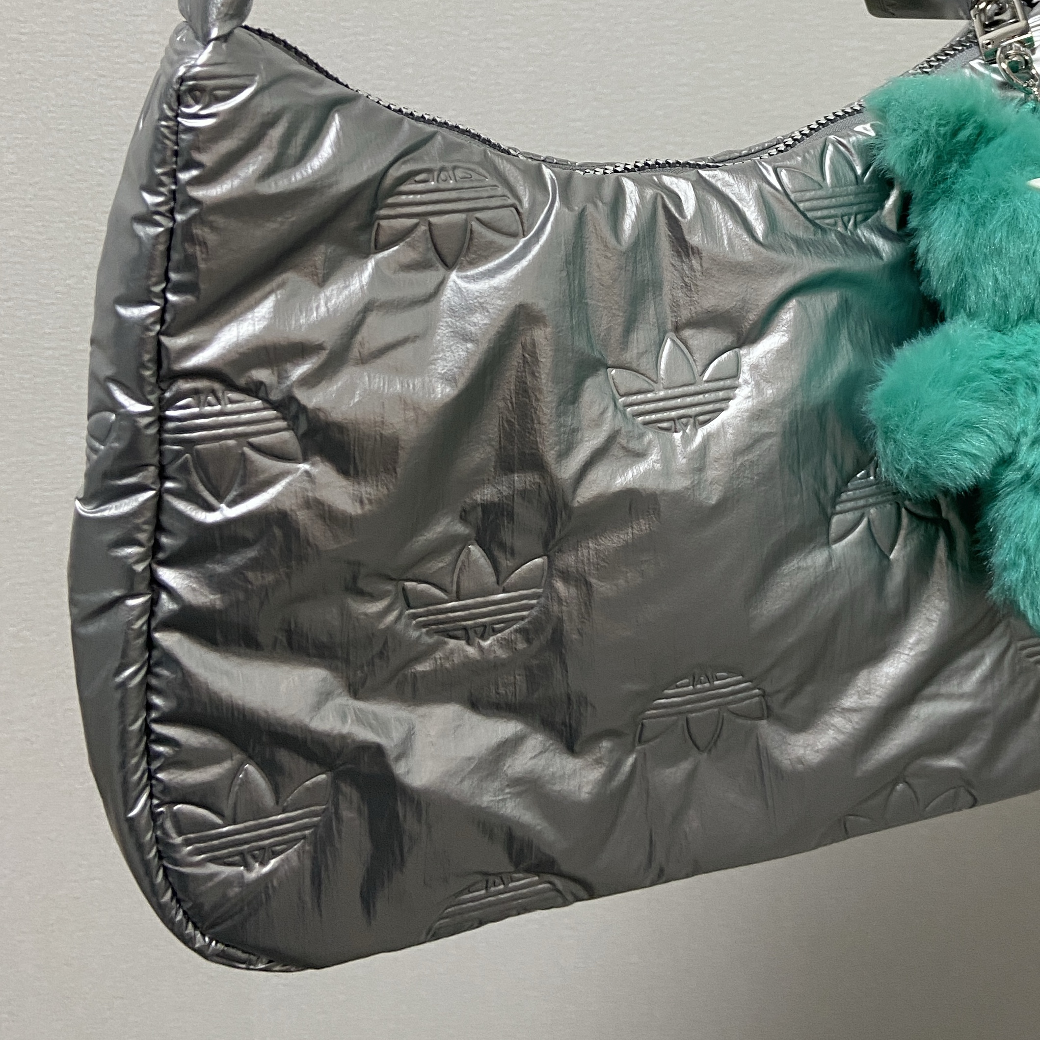 Adidas Puffy Satin Mini Shoulder Bag Silver Metallic 착용 스타일 - 2