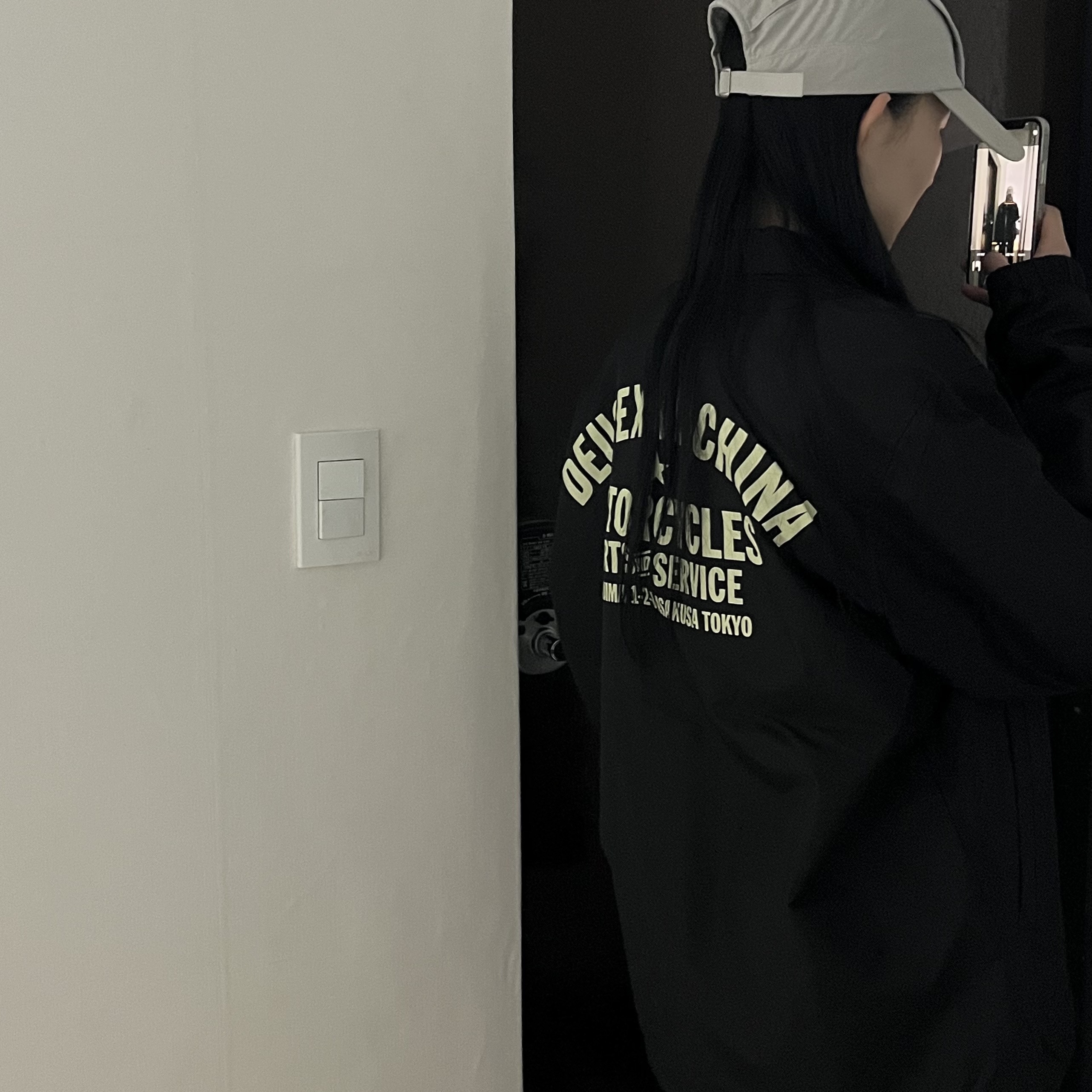 Deus Ex Machina Tokyo Asakusa Address Coach Jacket Black, Sansan Gear Wing Cap Grey - 23SS 착용 스타일 - 1