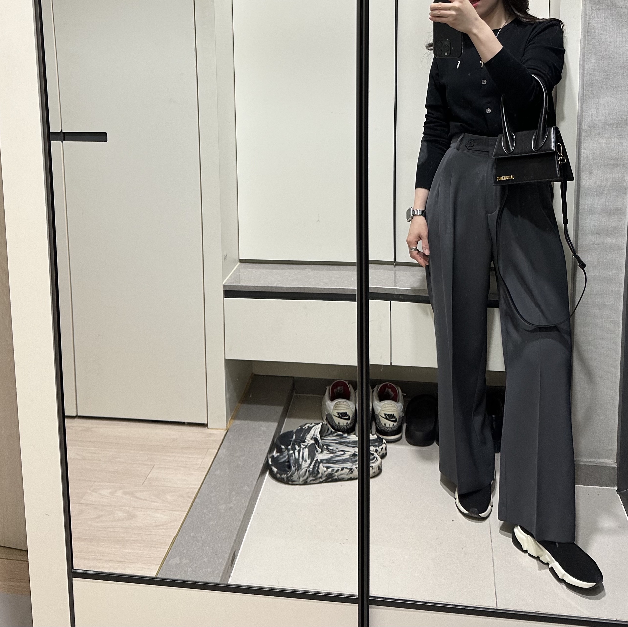 Jacquemus Le Chiquito Moyen Leather Handbag Black, (W) Balenciaga Speed Trainer Black White 2019 착용 스타일