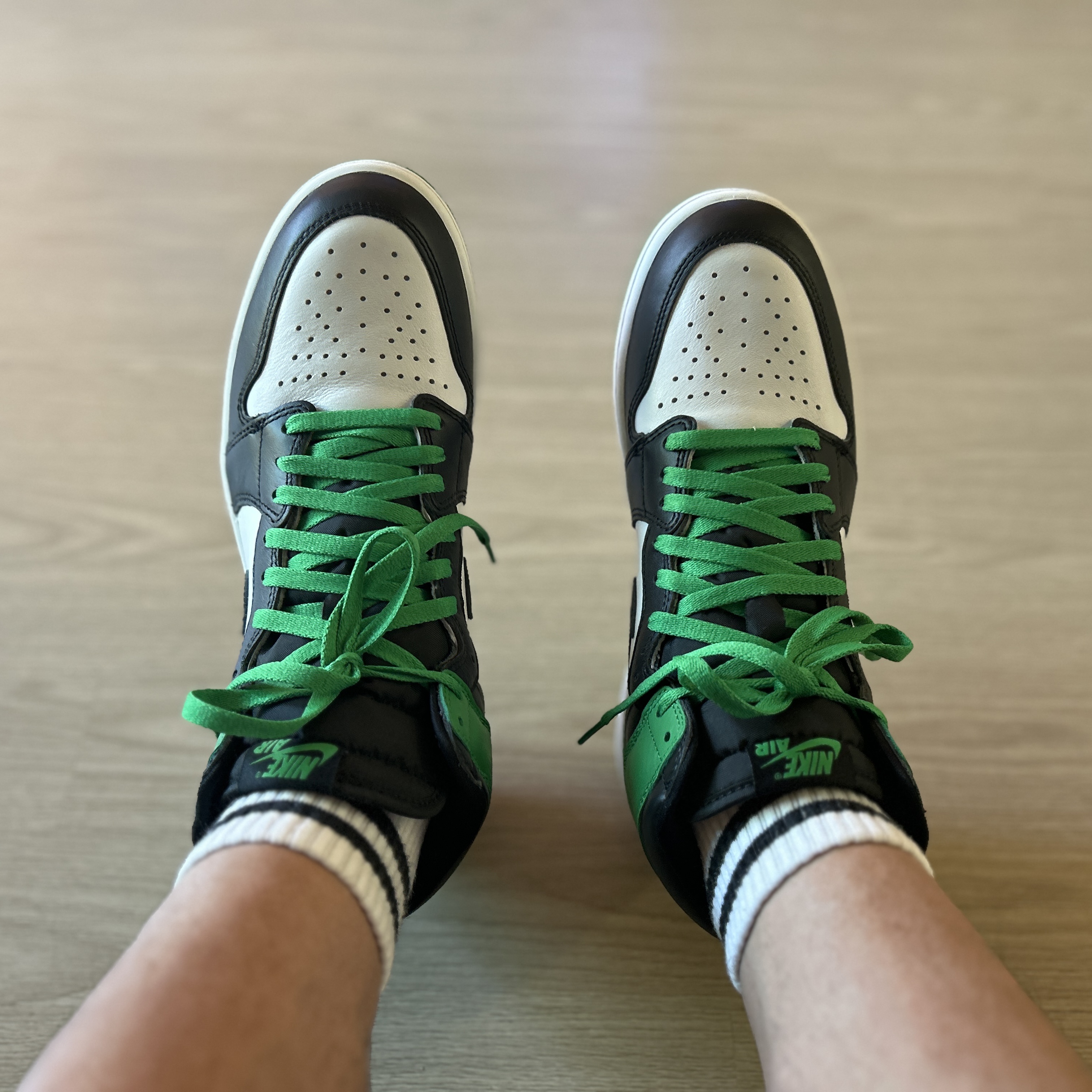 Jordan 1 Retro High OG Black and Lucky Green 착용 스타일 - 1