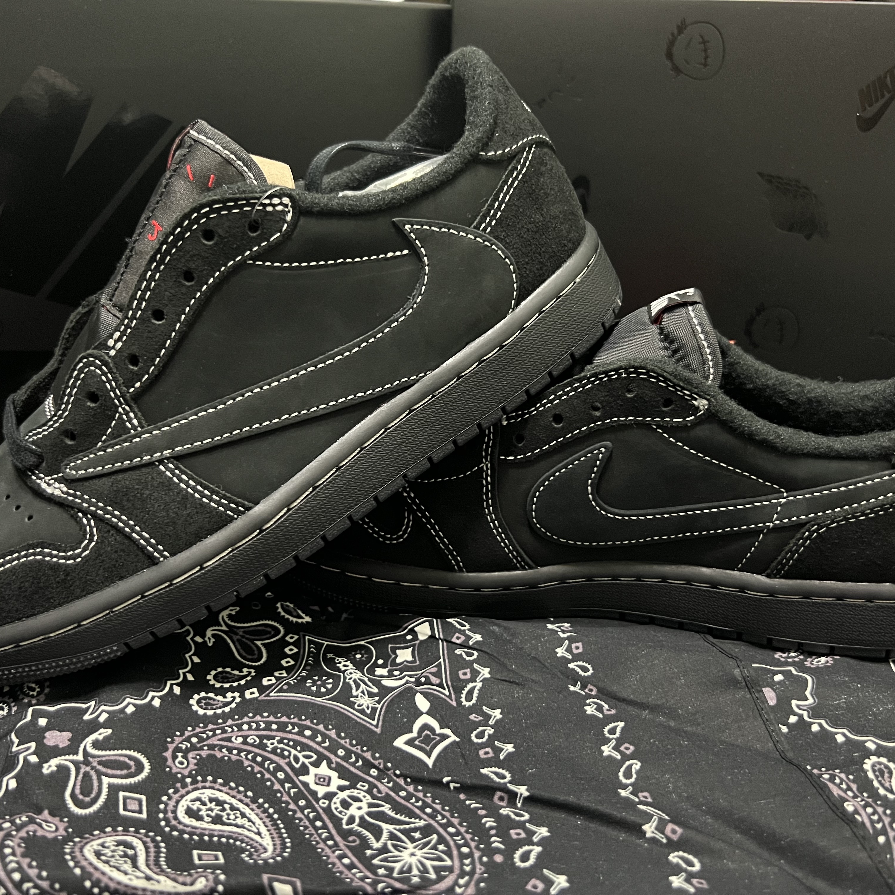 Jordan 1 x Travis Scott Retro Low OG SP Black Phantom 착용 스타일 - 1