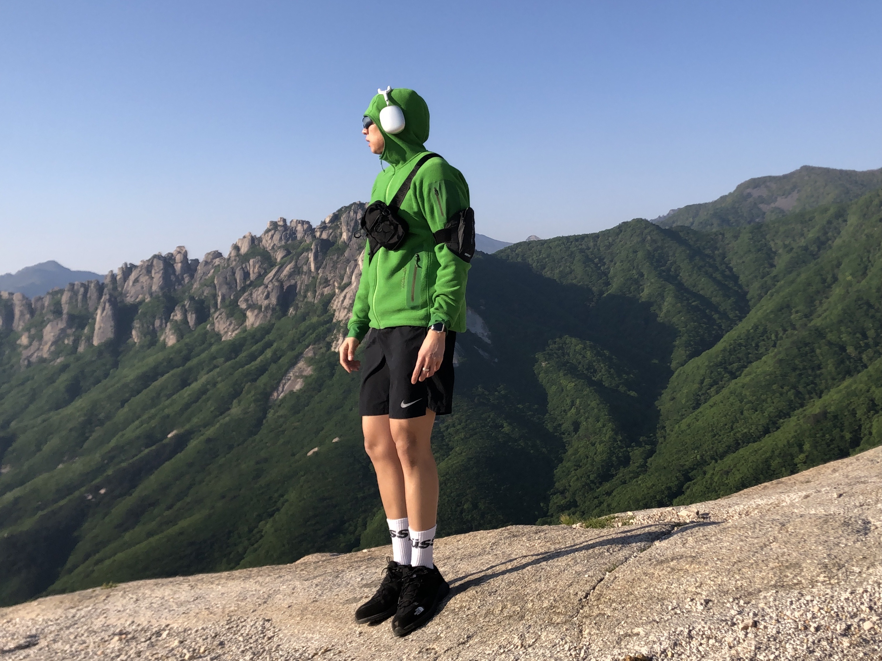 Apple AirPods Max Lightning Silver (Korean Ver.), Nike Dri-Fit ADV A.P.S Fitness Shorts Black - Asia 착용 스타일