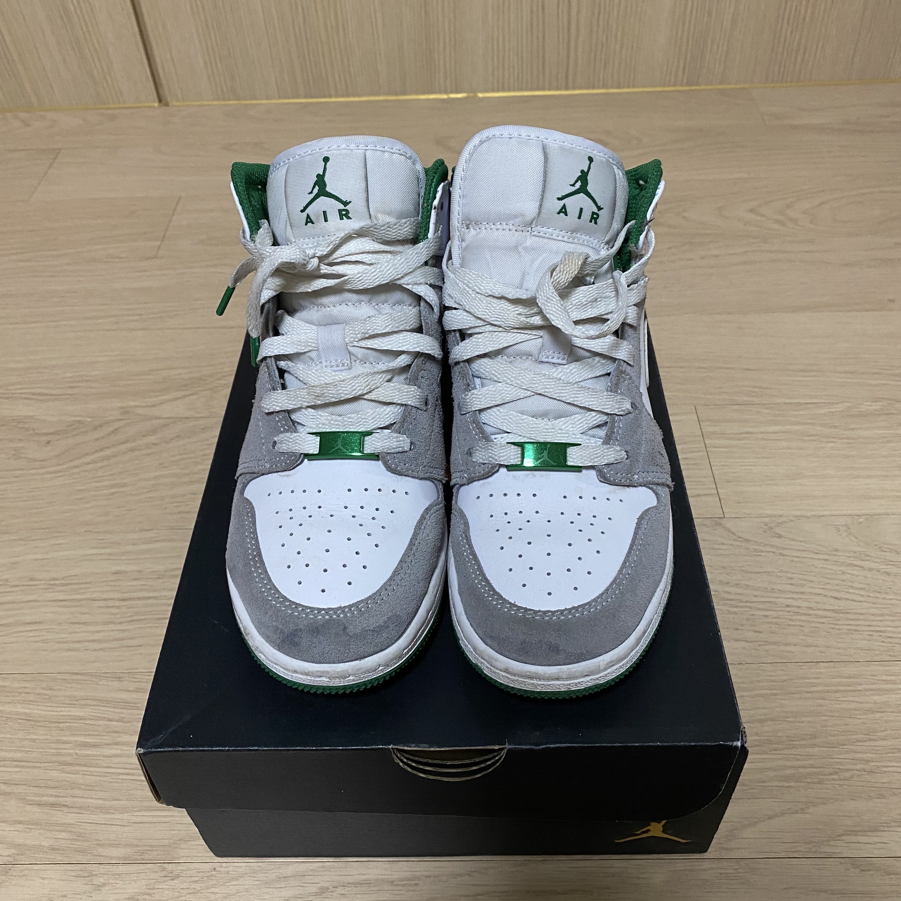 Jordan 1 Mid SE Pine Green Light Smoke Grey 착용 스타일