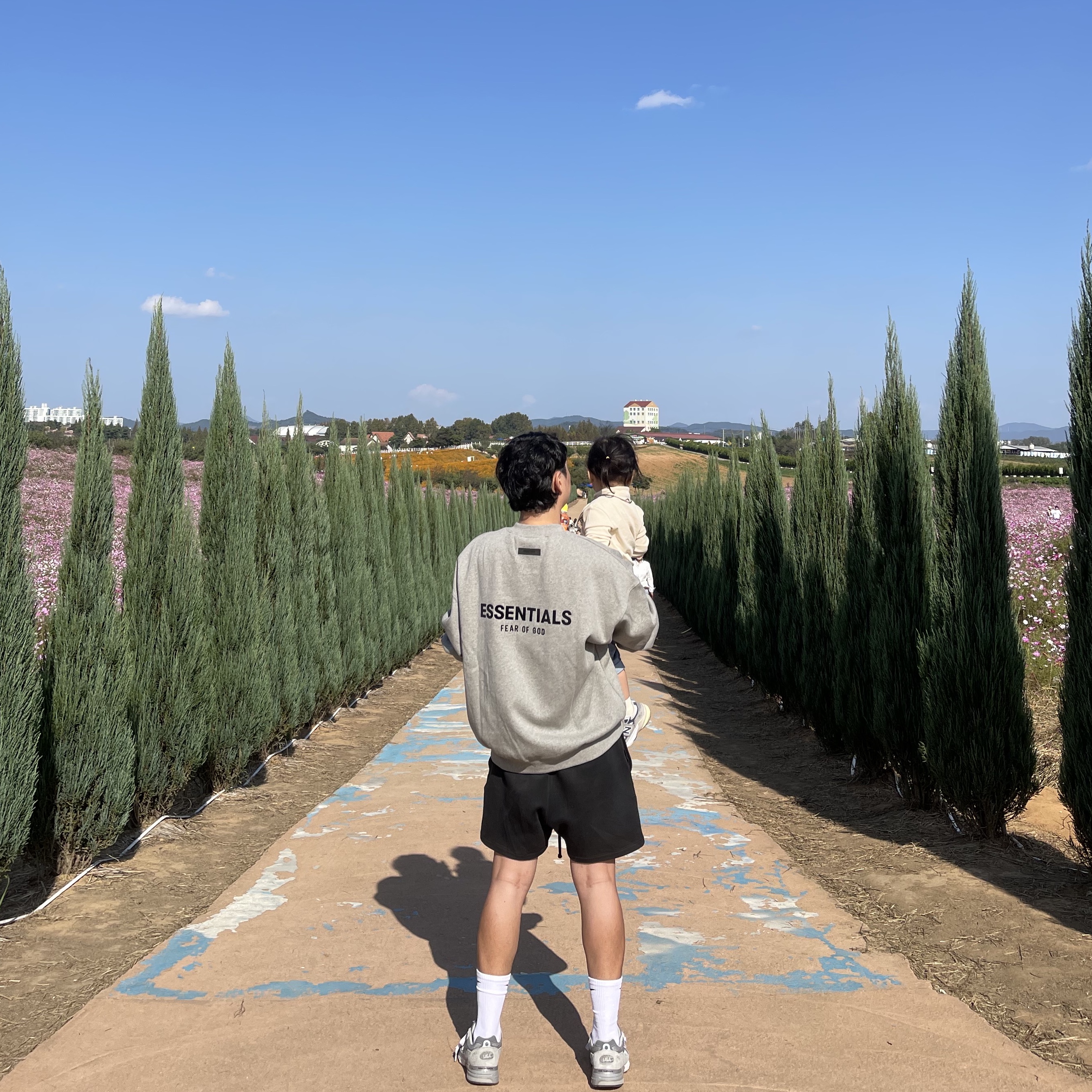 Essentials The Core Collection Crewneck Sweatshirt Dark Oatmeal, Essentials The Core Collection Sweatshorts Stretch Limo 착용 스타일 - 2