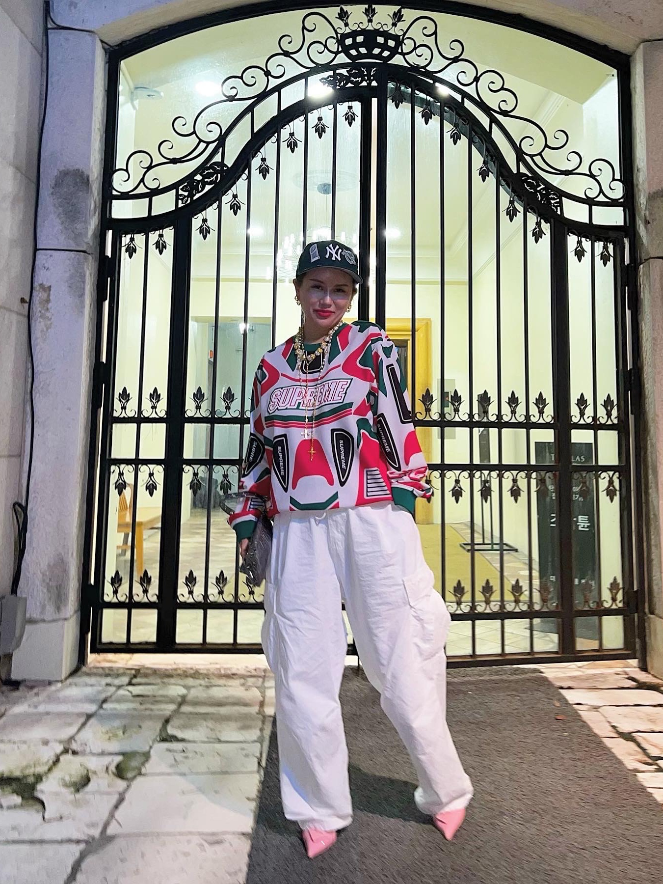 Supreme Decals Moto Jersey White - 22FW, Balenciaga Le Cagole Mini Multipouch Metallized Silver 착용 스타일 - 2