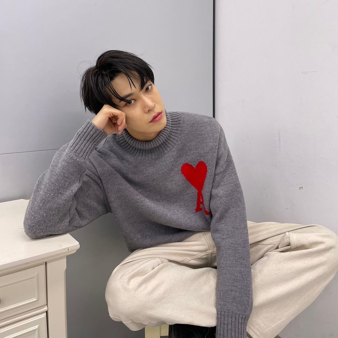AMI de Coeur Oversize Intarsia Funnel Neck Sweater Heather Grey 착용 스타일
