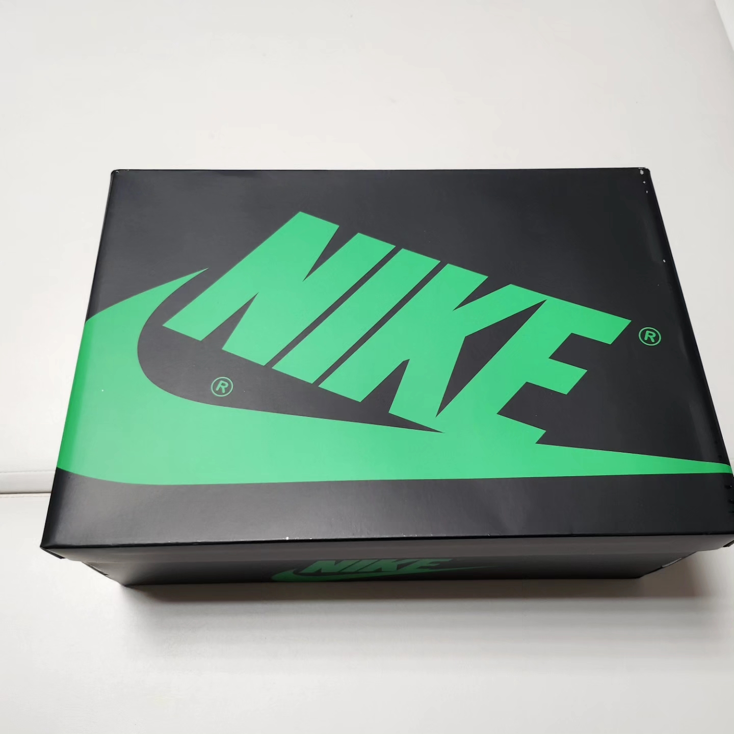 Jordan 1 Retro High OG Black and Lucky Green 착용 스타일 - 1